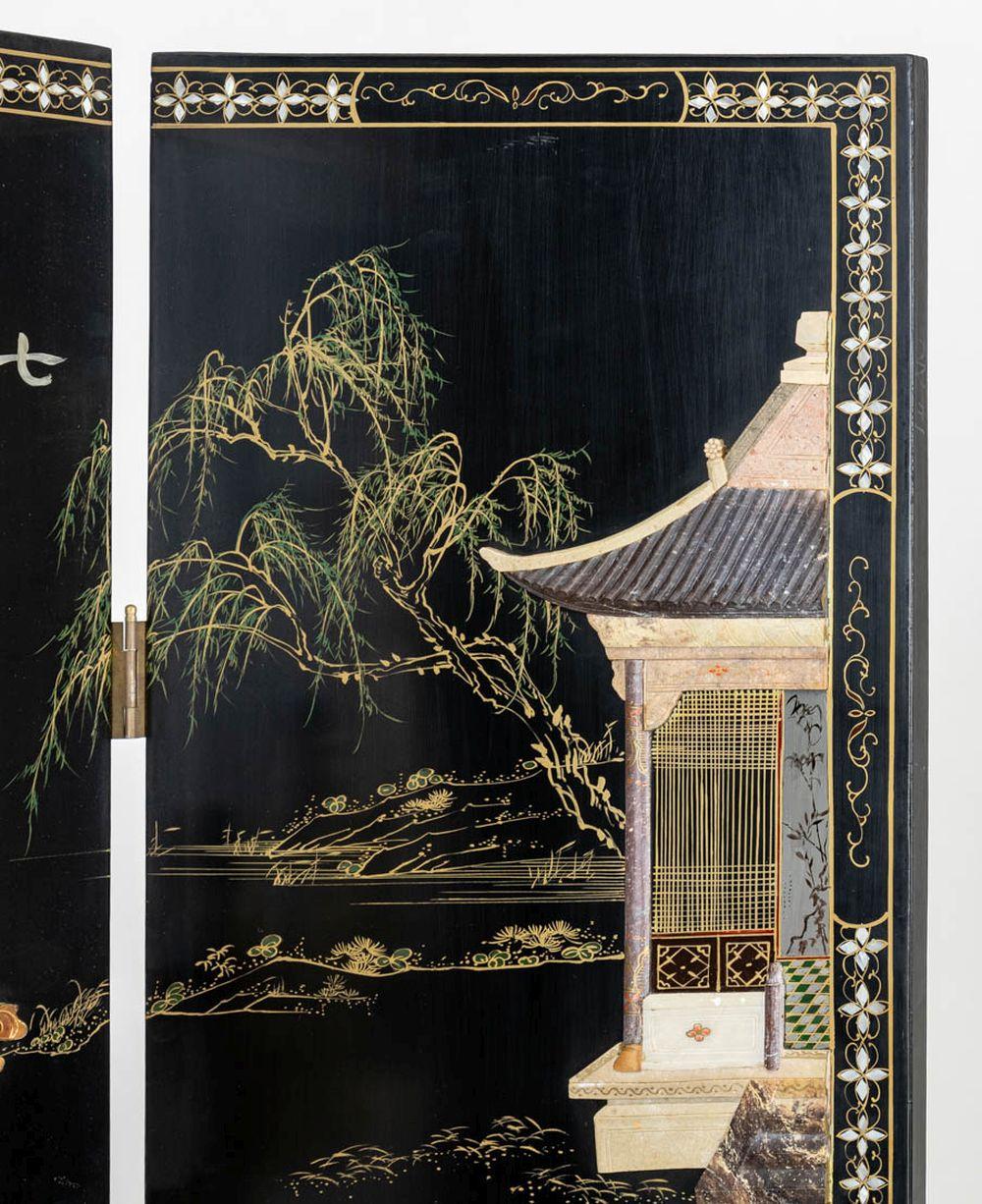Paravento cinese Coromandel a quattro pannelli, scena di cortile figurata in pietra dura intagliata e intarsio in madreperla e retro con vignette floreali dipinte. Complessivamente: 72