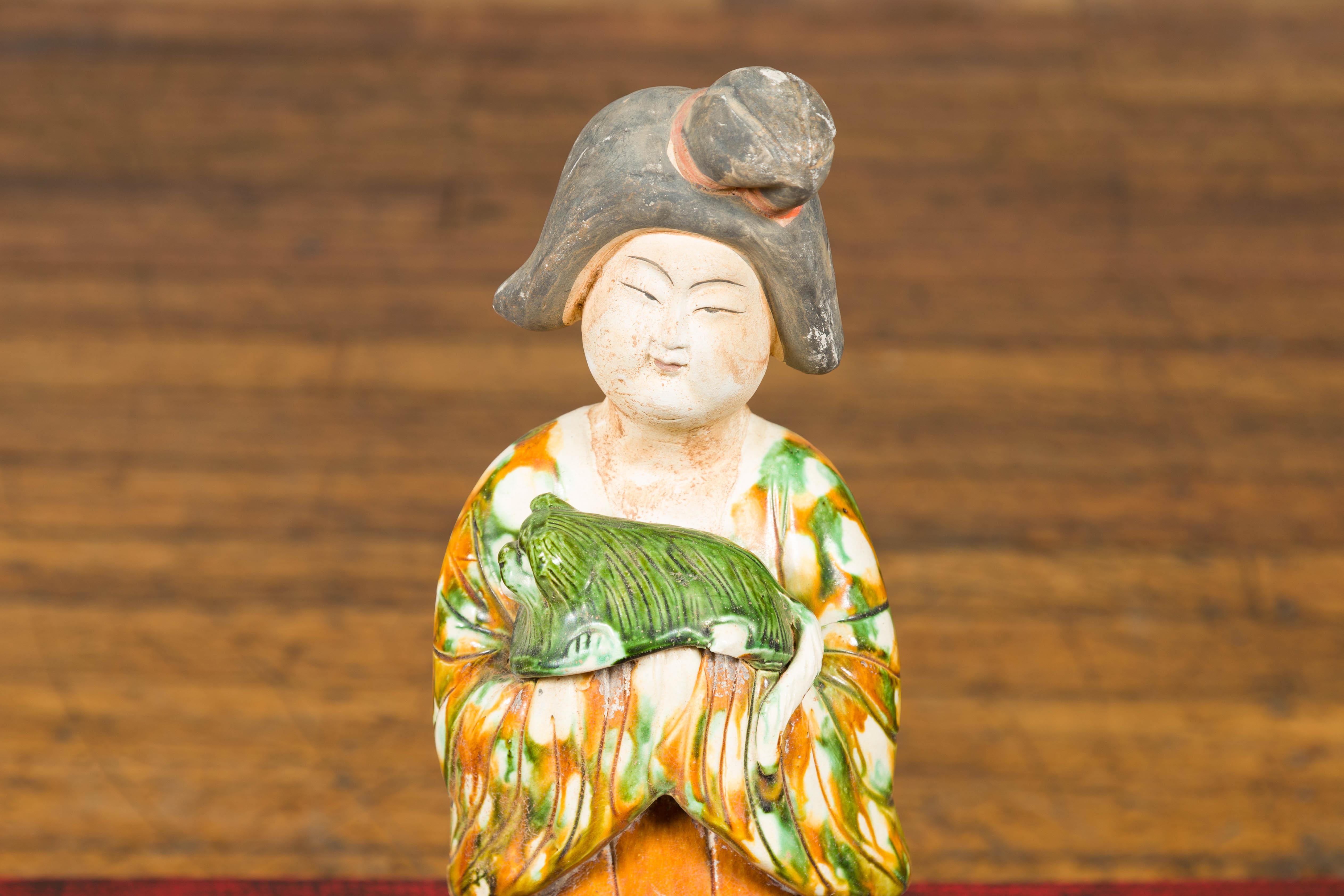 Court Lady Statue einer Hof Lady mit Ei- und Spinatmuster Kimono und einem Hund (Glasiert) im Angebot