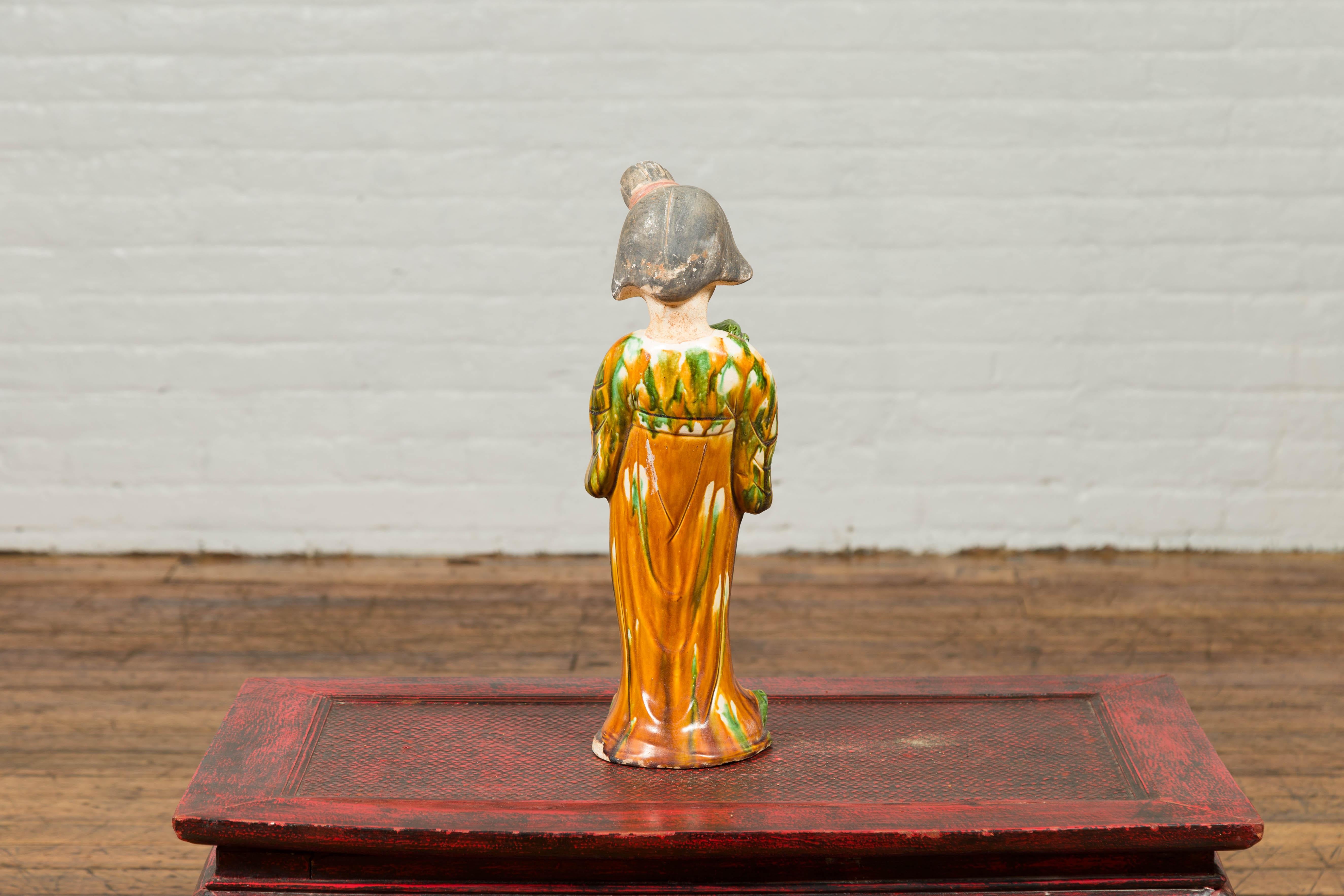 Court Lady Statue einer Hof Lady mit Ei- und Spinatmuster Kimono und einem Hund im Angebot 2
