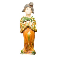Statue einer chinesischen Hofdame mit Kimono mit Ei und Spinatmuster und einem Hund in der Hand