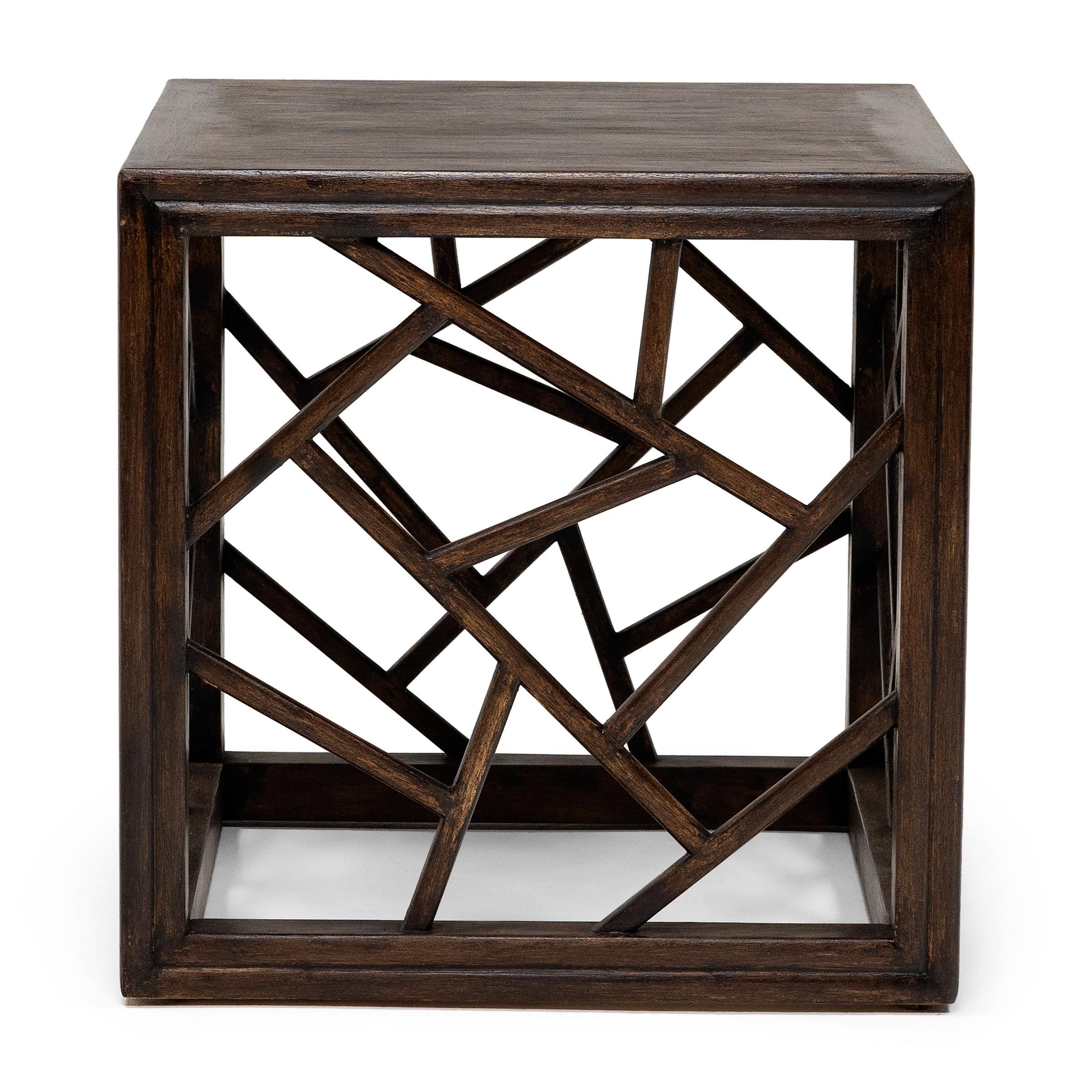 Cette table d'appoint basse honore les formes traditionnelles du mobilier chinois avec un simple cadre carré et des côtés en treillis de glace craquelée. Le treillis de glace craquelée, connu sous le nom de 