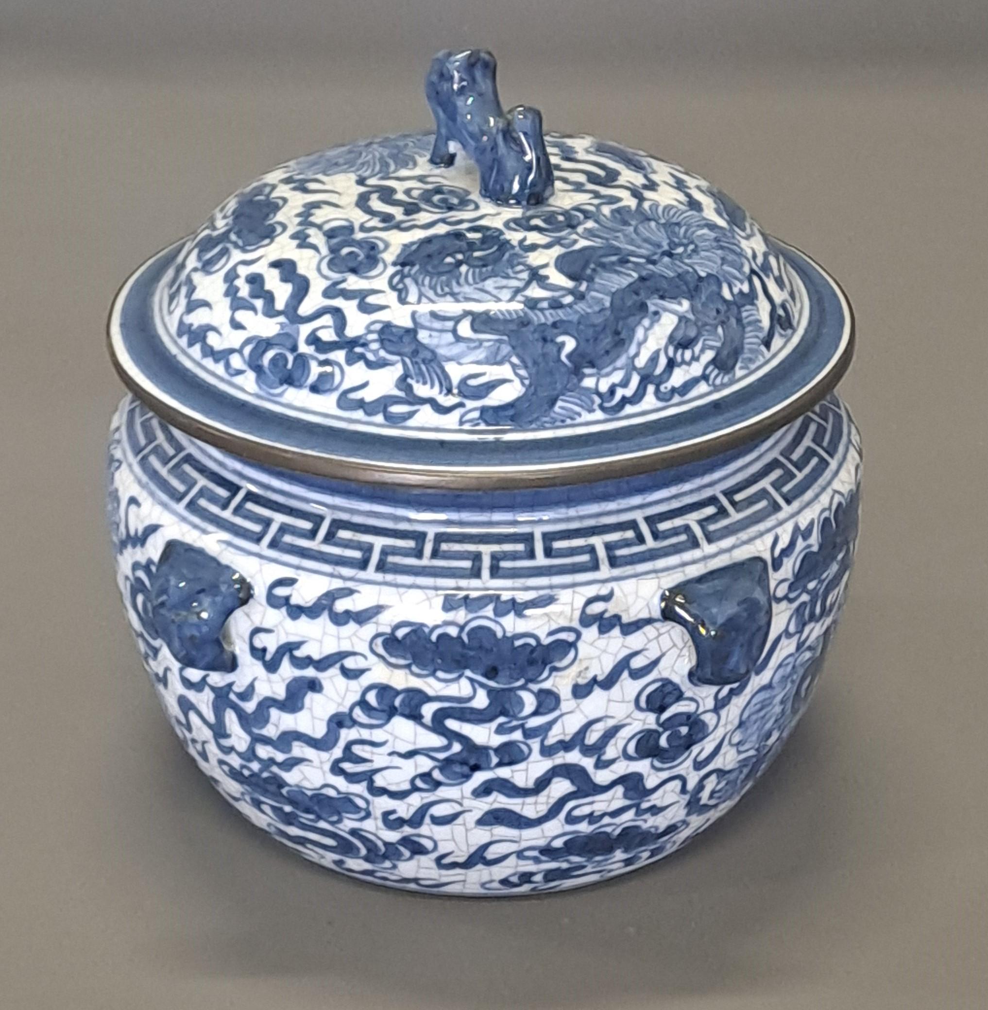Cracked porcelain ginger pot decorated with dragons, necks of the lid and pot set in brass, handle in the shape of a Fô dog.
In a perfect condition