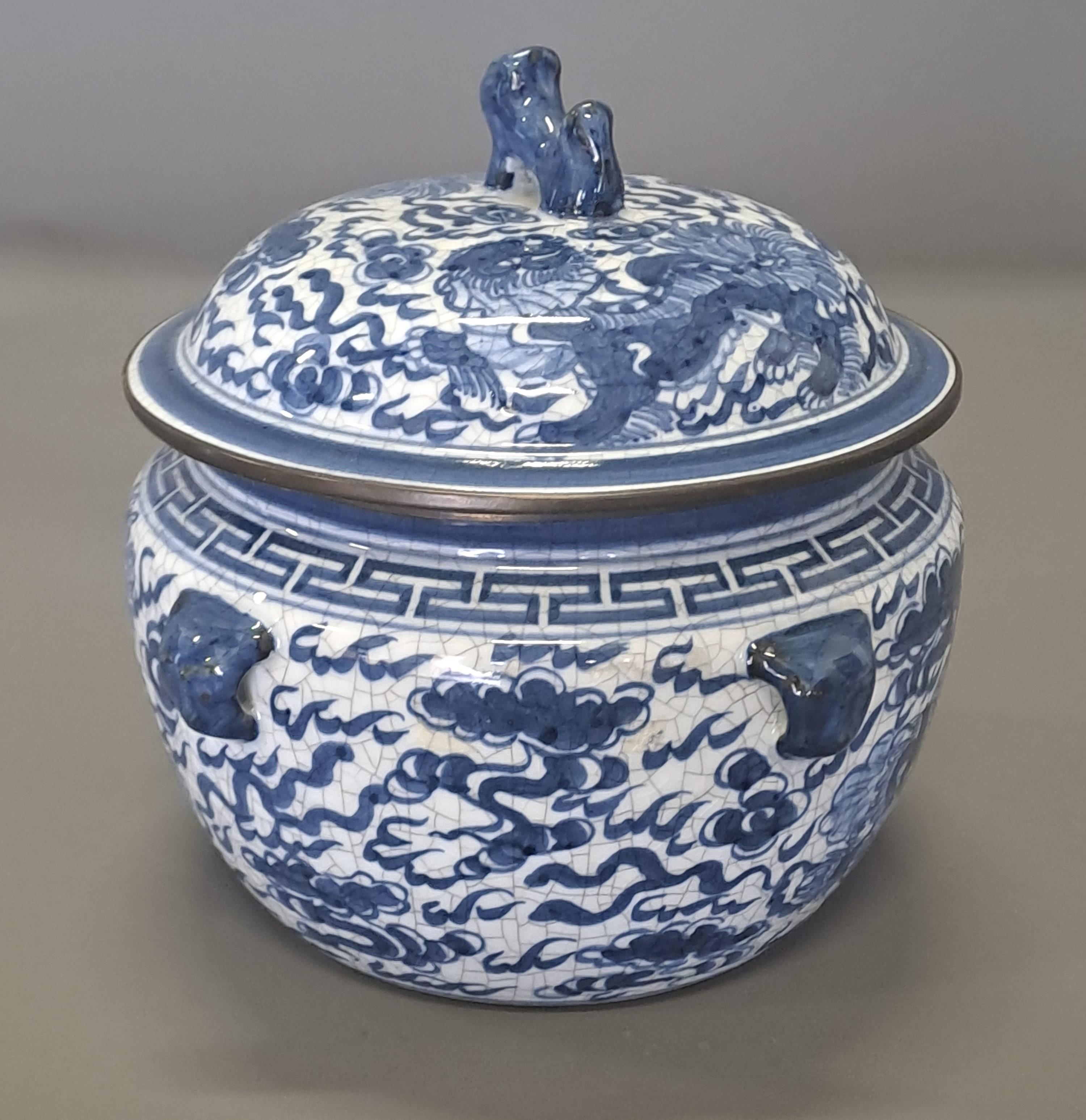 Chinese Cracked Porcelain Ginger Pot In Excellent Condition For Sale In BARSAC, FR