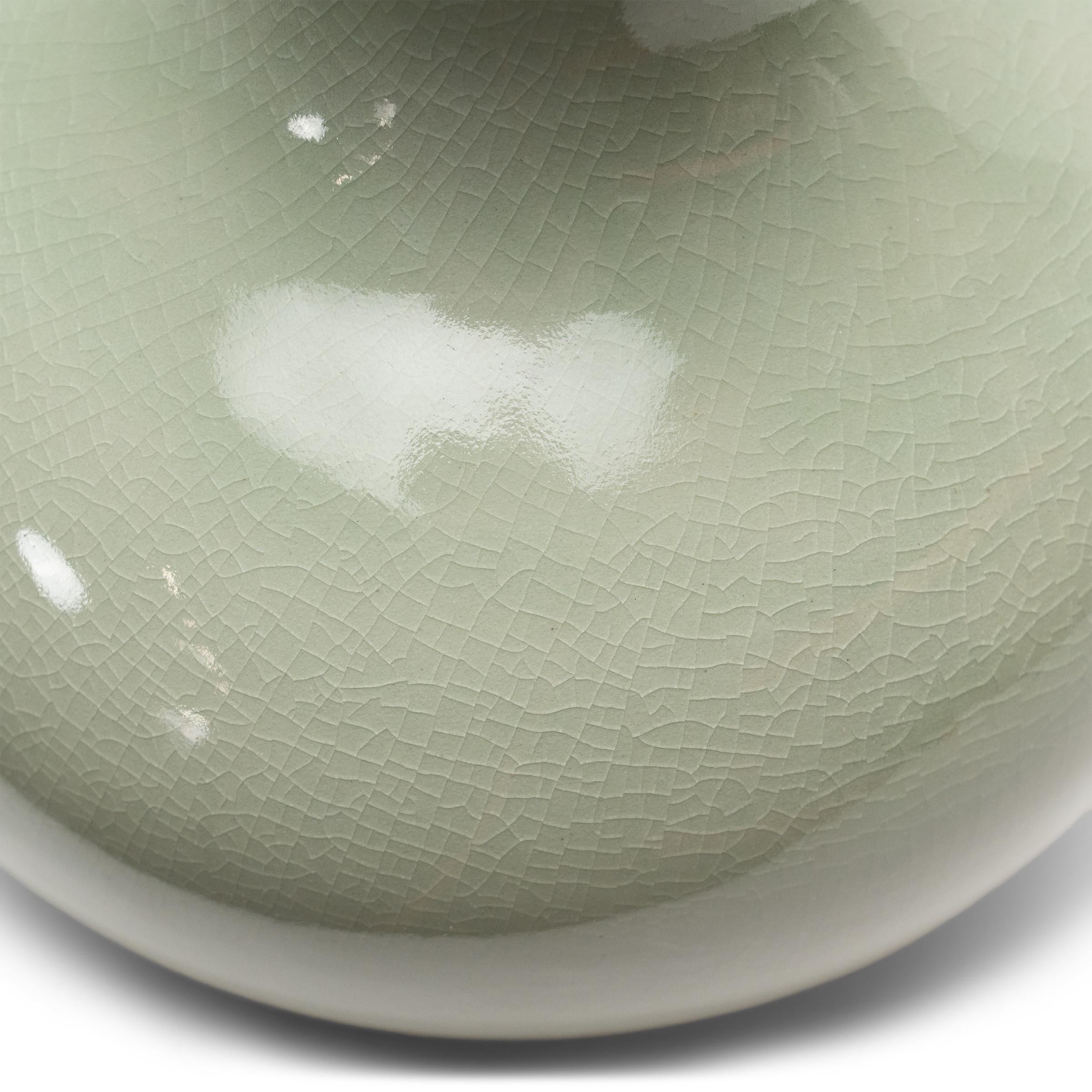 20ième siècle Vase poire céladon craquelé chinois en vente
