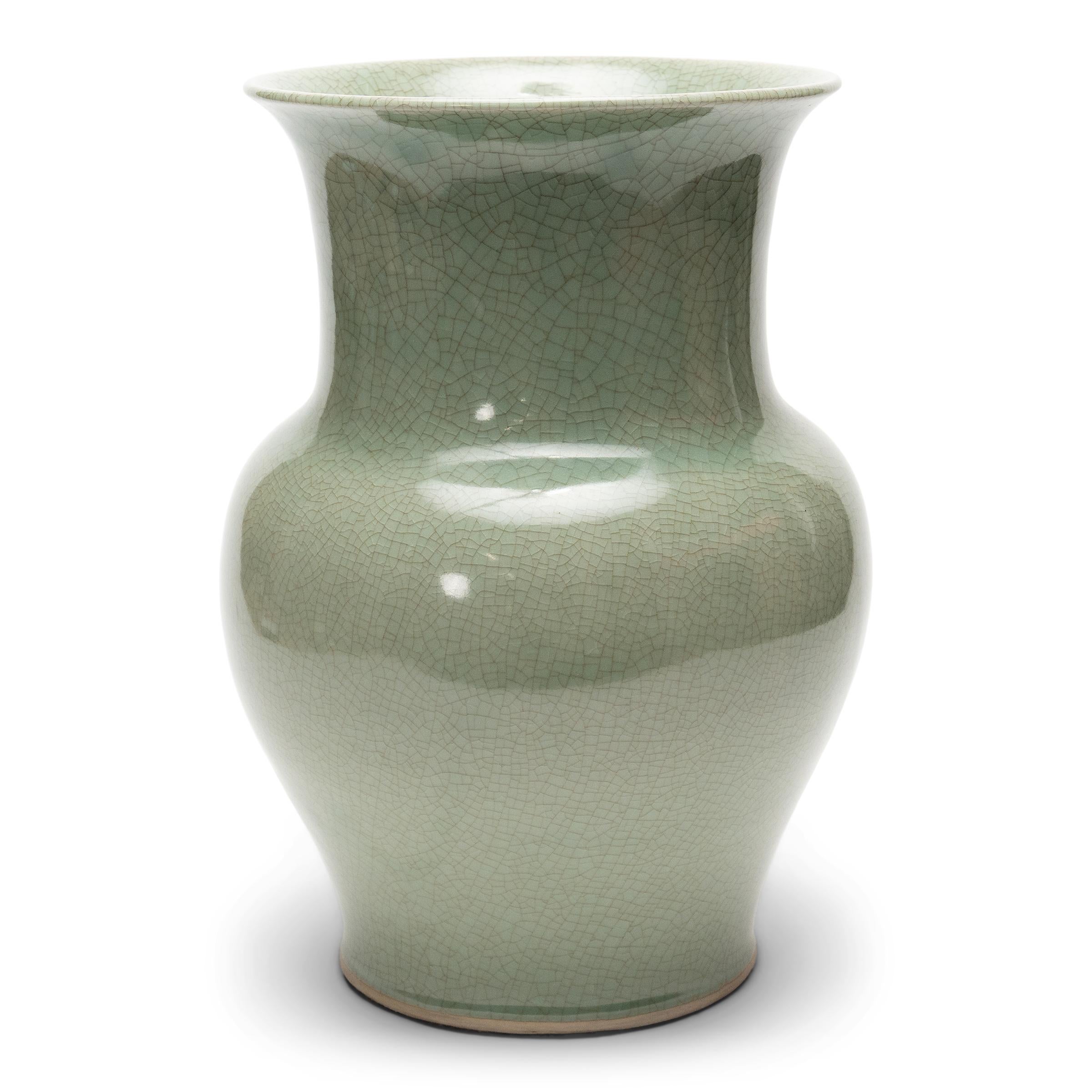 Chinois Vase à queue de phénix en céladon craquelé de Chine en vente