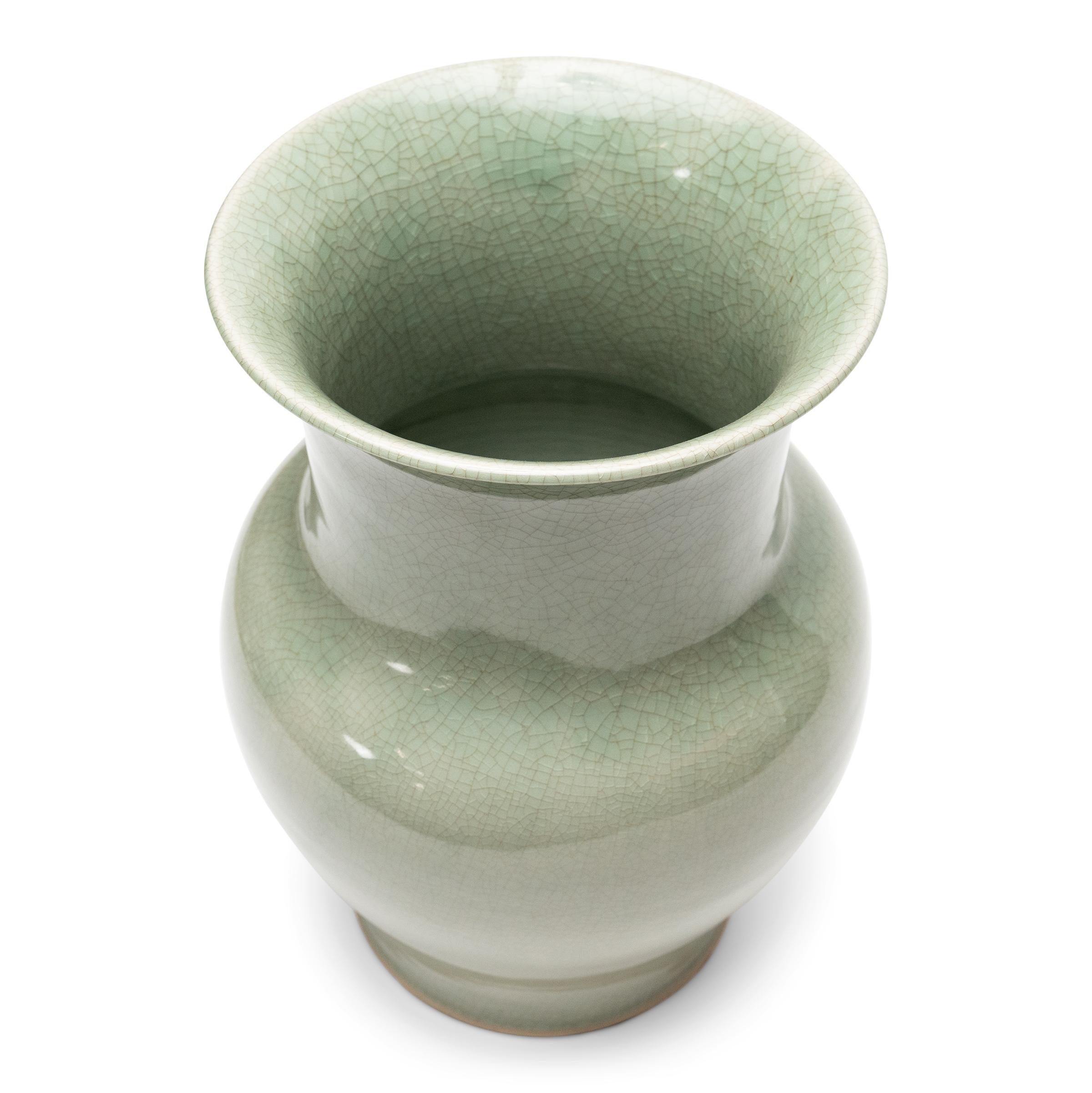 Vernissé Vase à queue de phénix en céladon craquelé de Chine en vente
