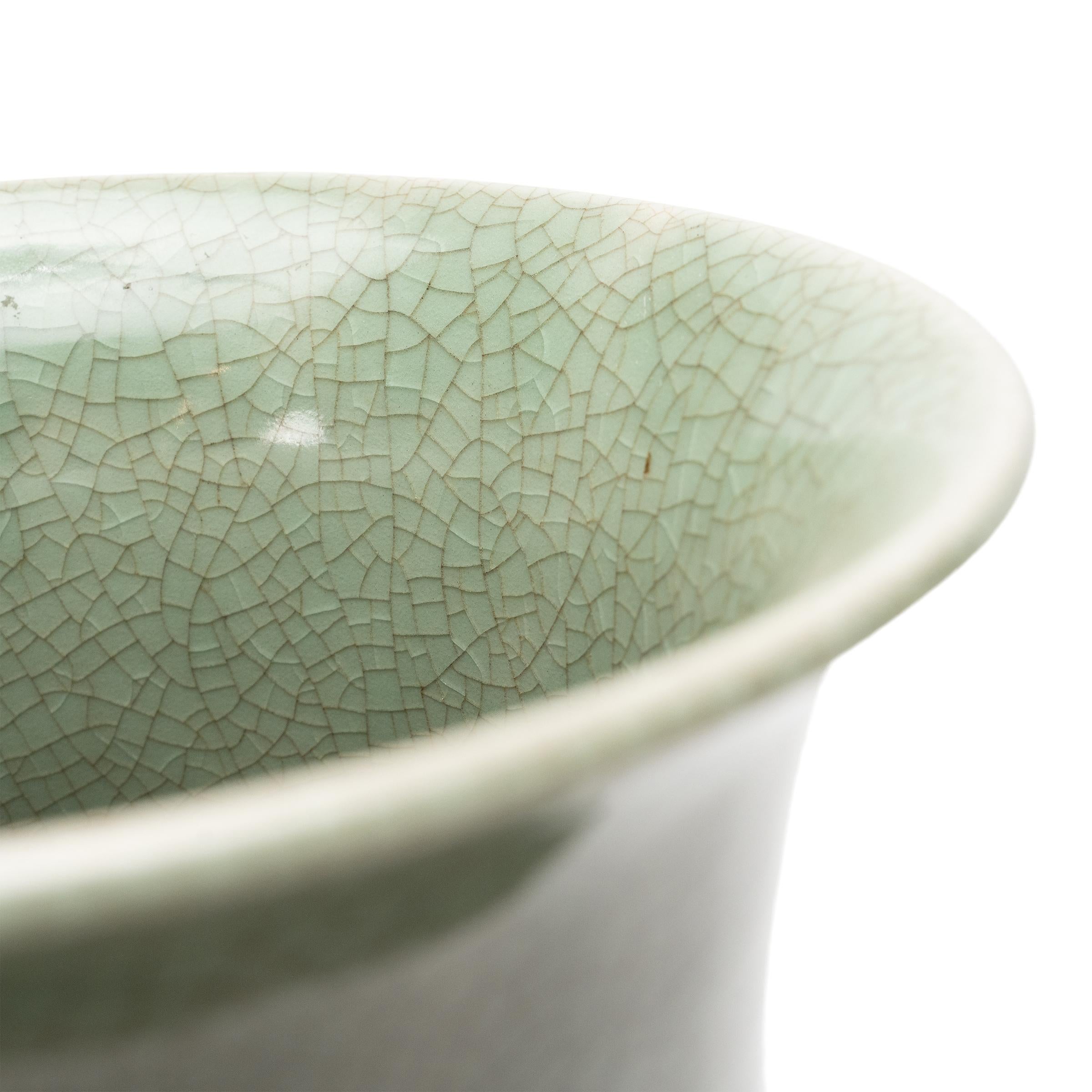 Vase à queue de phénix en céladon craquelé de Chine Bon état - En vente à Chicago, IL