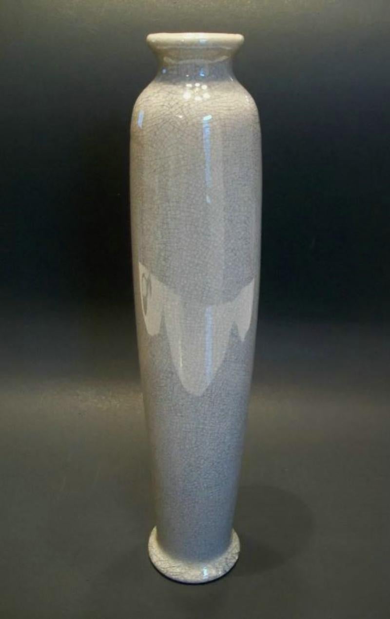 Vaso cinese di metà secolo in ceramica con smalto crepla - alto e sottile - non firmato - metà del XX secolo.

Buone condizioni d'epoca - vecchia riparazione/ scheggiatura sul bordo della base - nessuna crepa - segni dell'età e