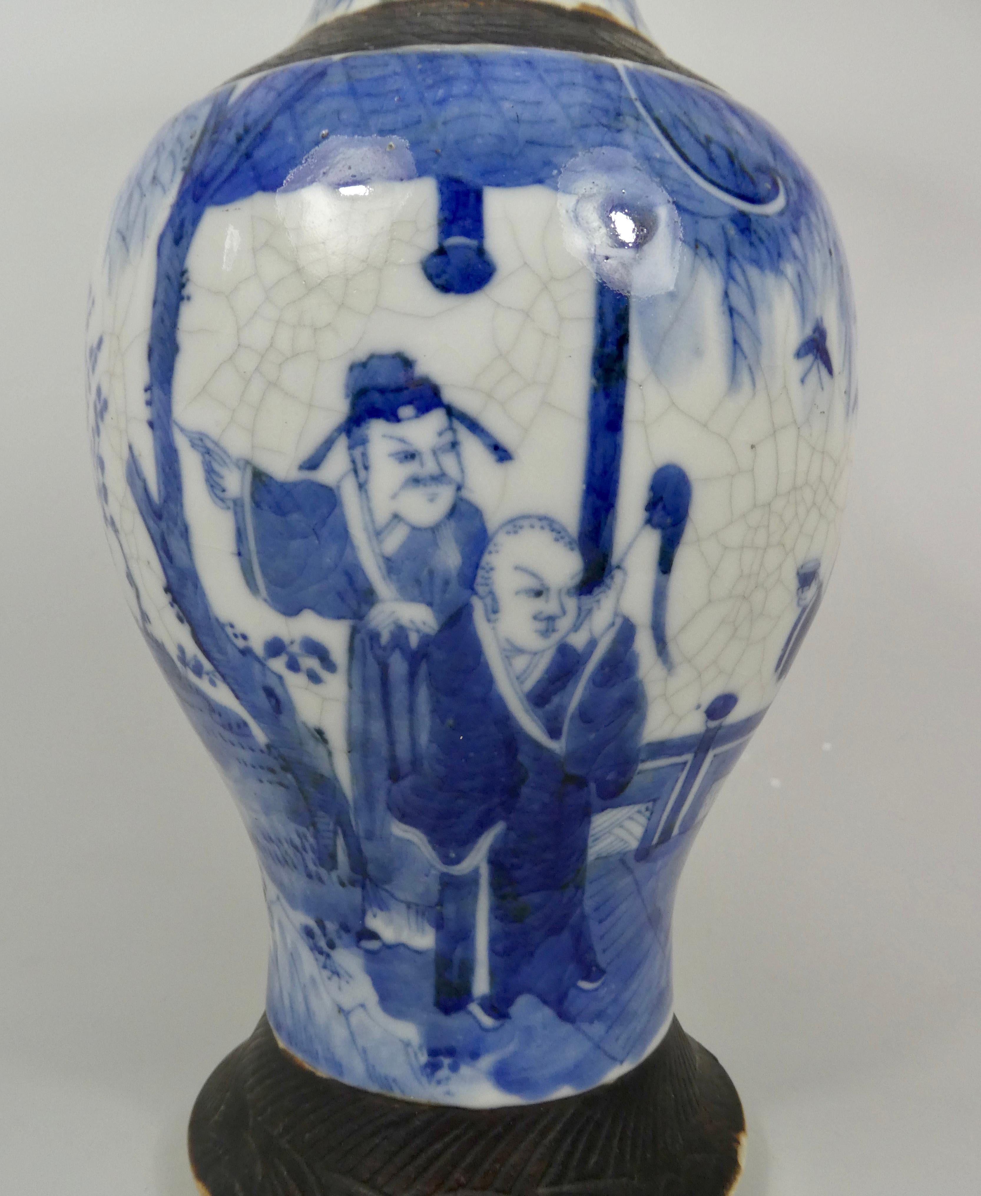 Vase en porcelaine chinoise:: vers 1890. Peint en bleu sous glaçure avec une scène continue de dignitaires sous des arbres et d'enfants recueillant des papillons. Le revers est orné d'autres papillons:: le tout sous une glaçure craquelée et entre