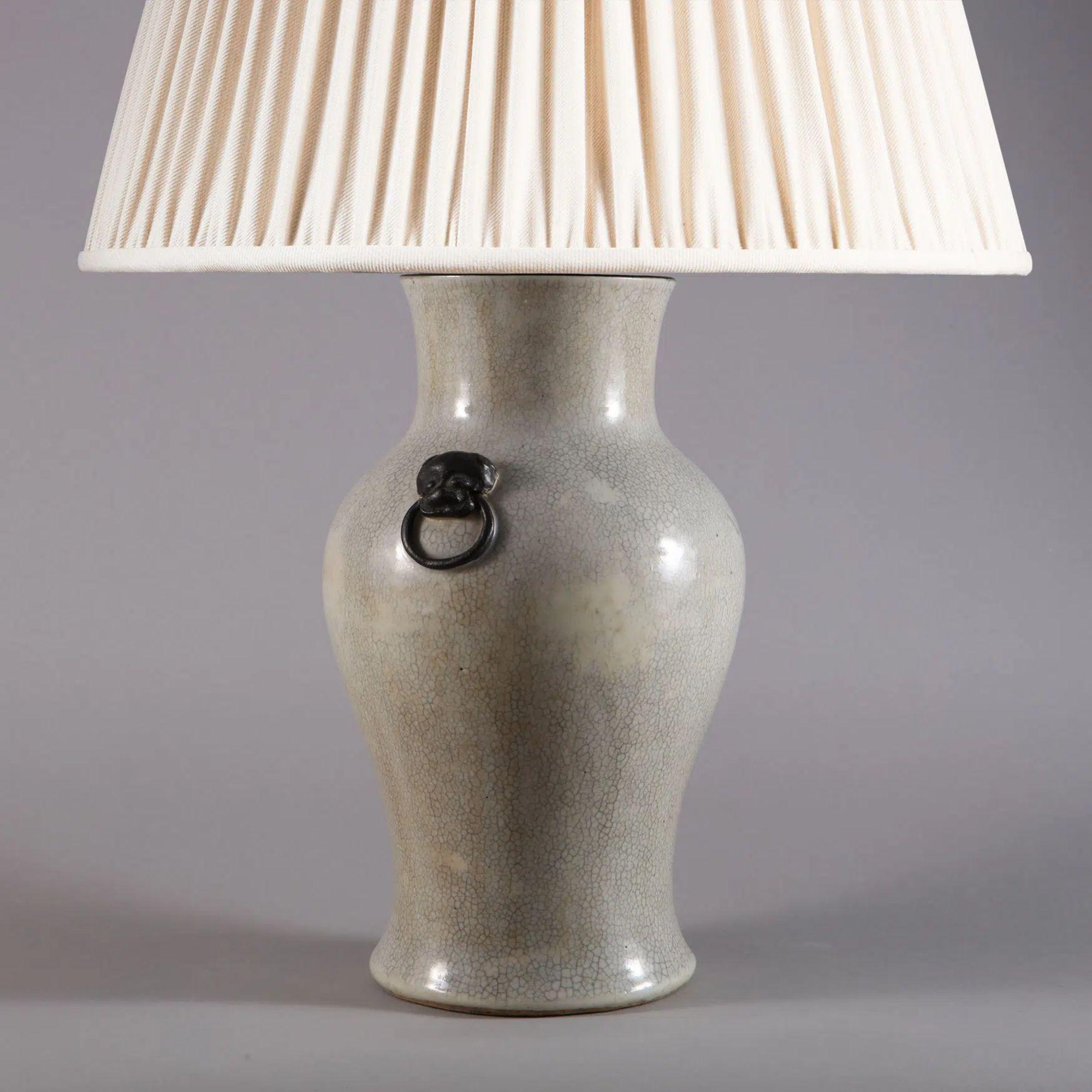 Exportation chinoise Vase chinois émaillé craquelé monté comme lampe de table, 19ème siècle en vente