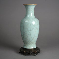 Vase chinois en poterie céladon craquelé et base en métal moulé bronzé 20e siècle