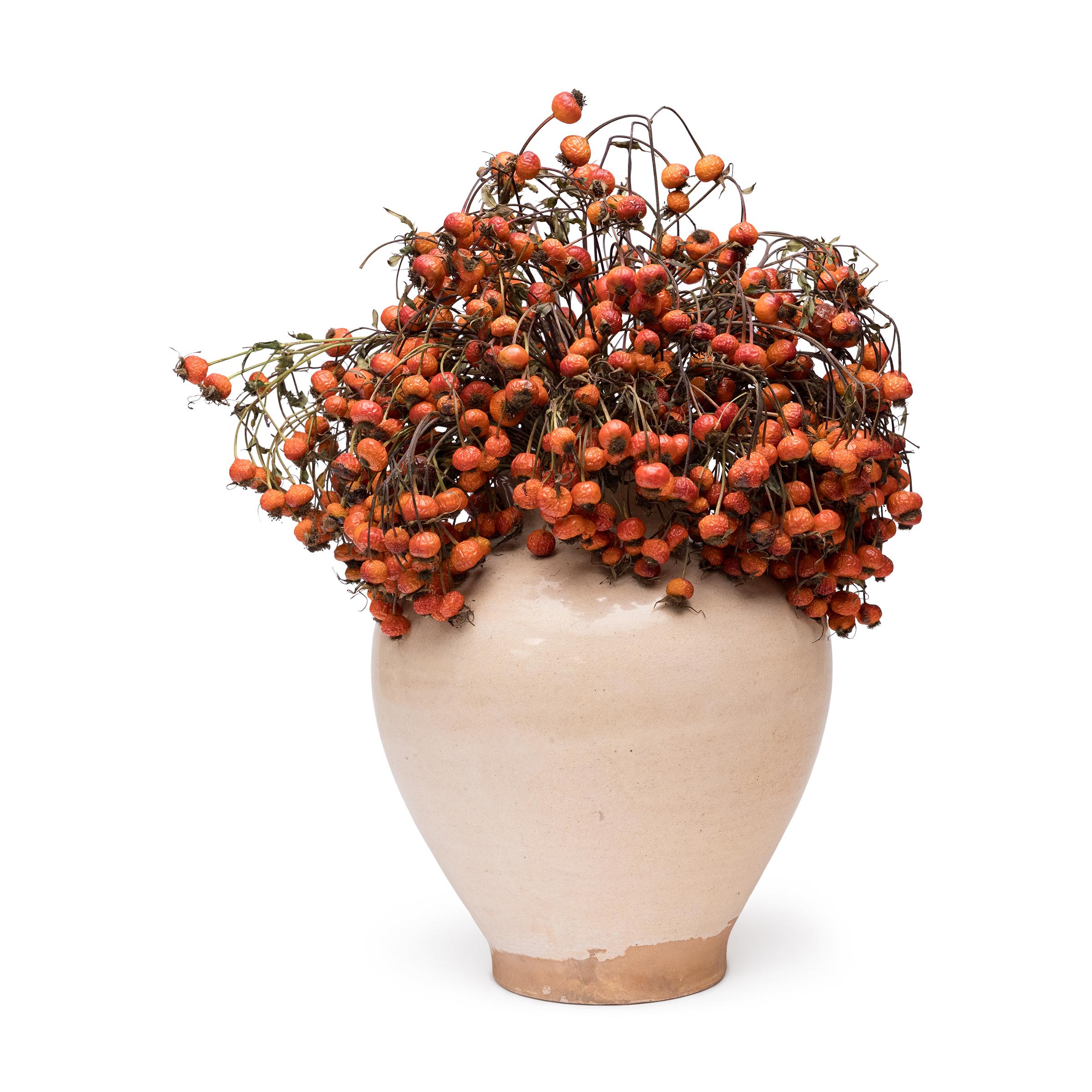 Mit ihrer anmutigen Silhouette und ihrer warmen, cremefarbenen Färbung verkörpert diese Steingutvase aus dem späten 19. Jahrhundert die Eleganz und Raffinesse chinesischer Monochrom-Keramik. Die Vase ist mit hohen Schultern, einem verengten Hals und