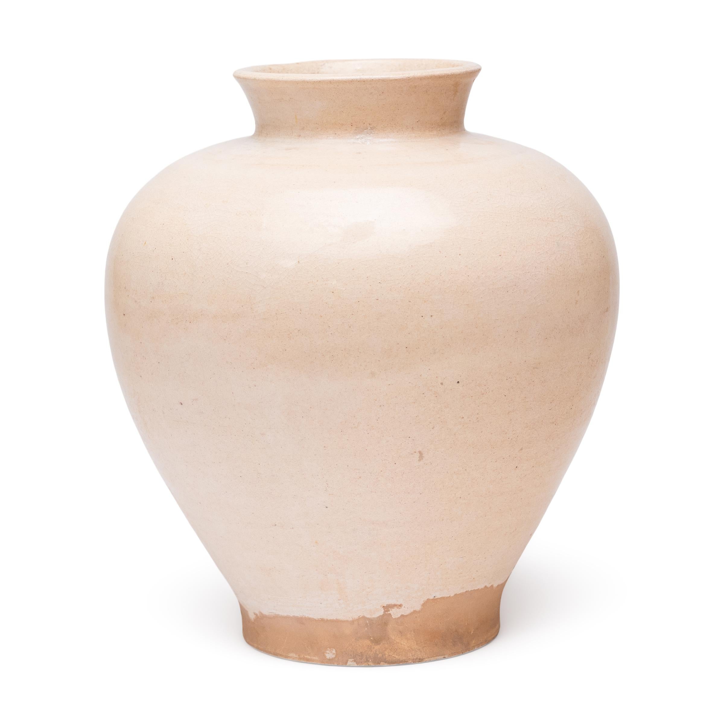 Chinesische Vase in Crème-weiß mit Craquelé, um 1900 (Qing-Dynastie) im Angebot
