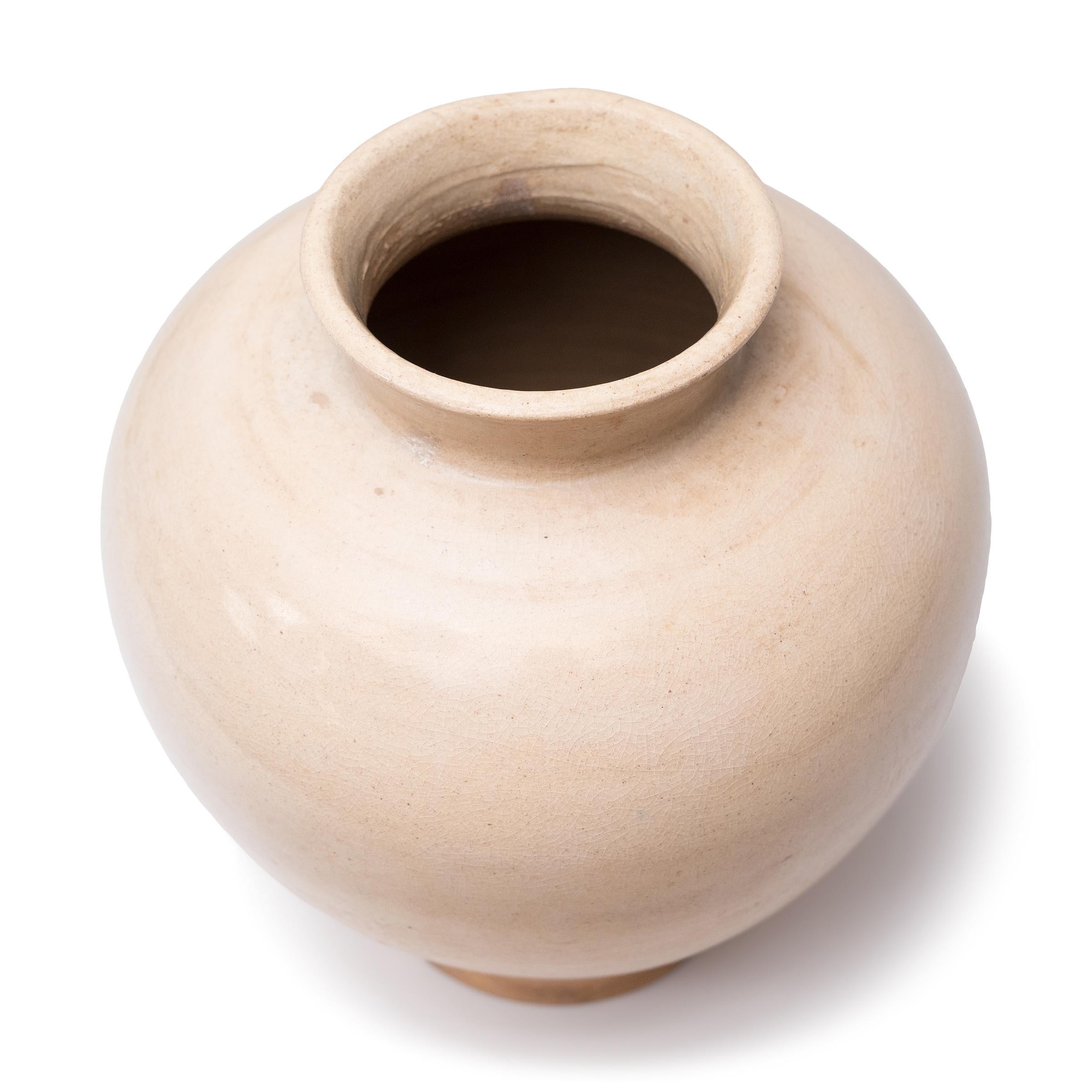 Chinesische Vase in Crème-weiß mit Craquelé, um 1900 (Glasiert) im Angebot