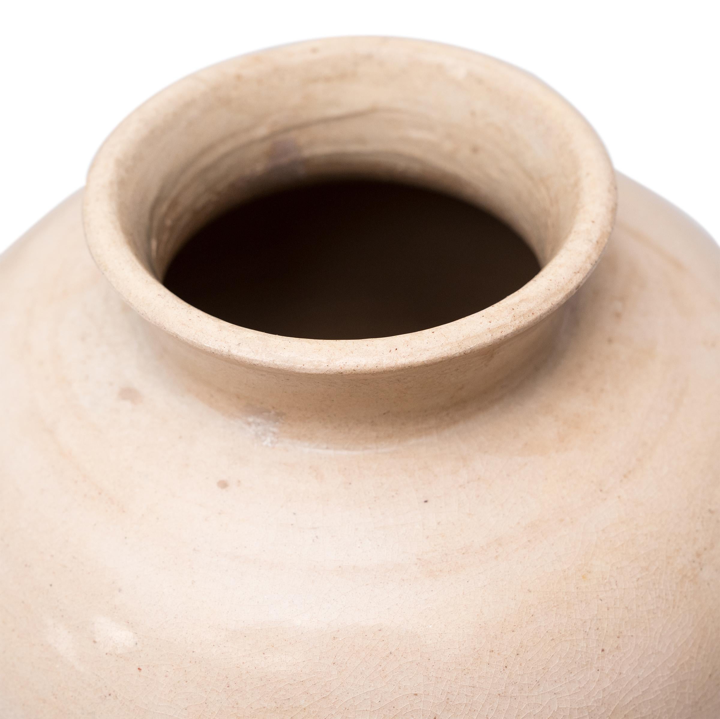 Chinesische Vase in Crème-weiß mit Craquelé, um 1900 im Zustand „Gut“ im Angebot in Chicago, IL