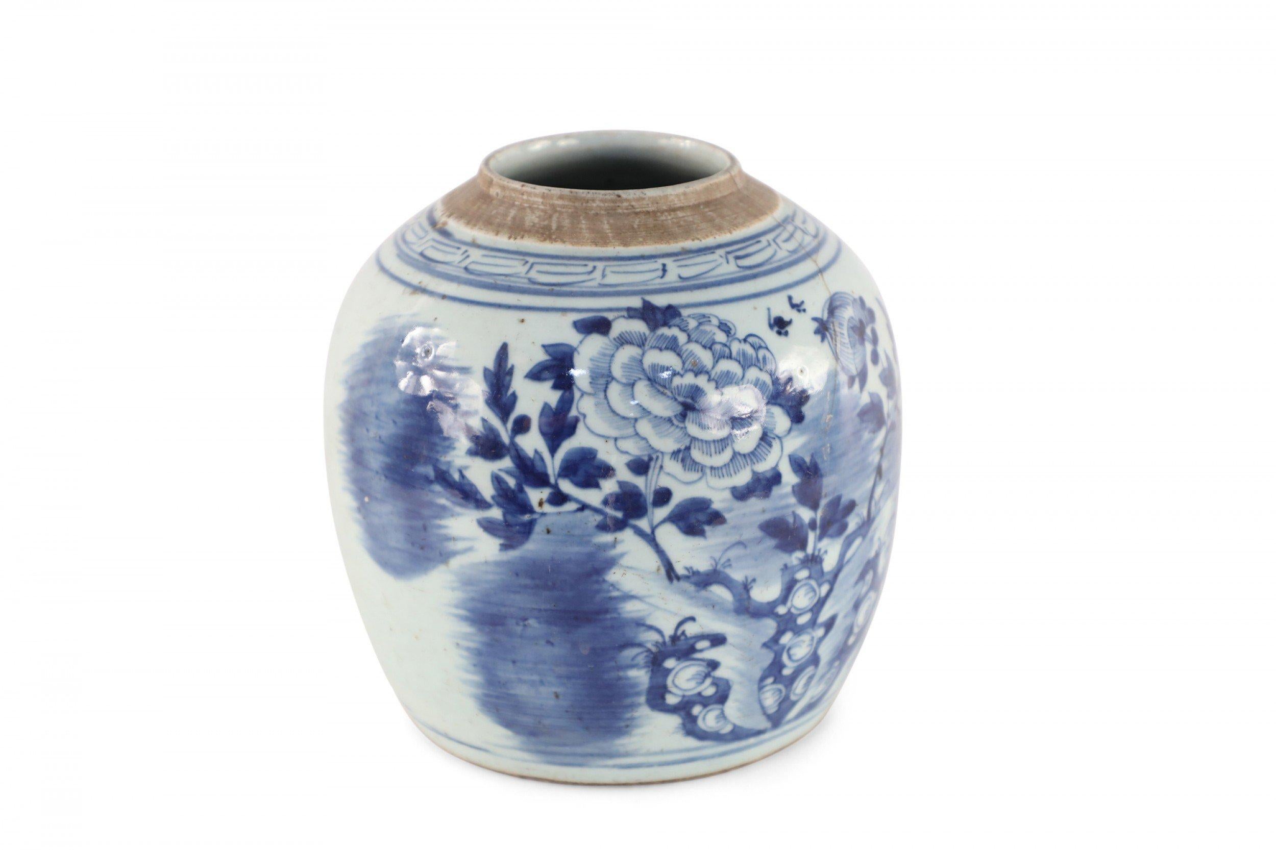 Chinese Cream and Blue Floral Ginger Jar In Good Condition In New York, NY