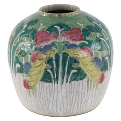 Vase chinois en porcelaine à motifs végétaux crème et vert
