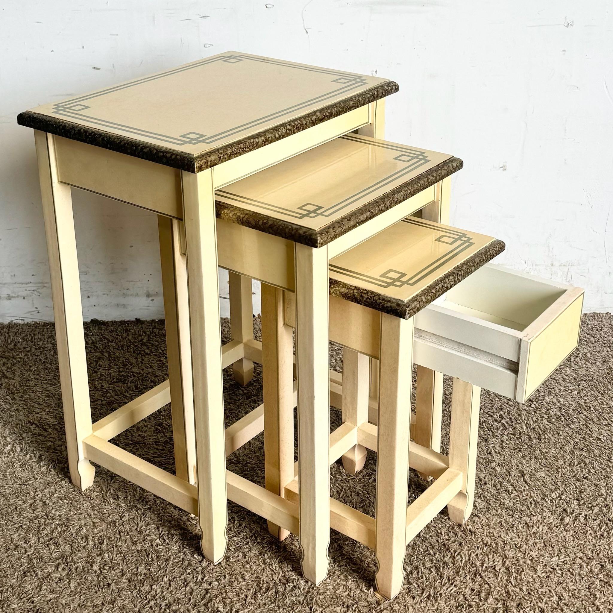 Diese cremefarbenen und silbern lackierten chinesischen Schachteltische bringen einen Hauch von Eleganz und Funktionalität in jeden Raum. Mit seinem eleganten Design und dem vielseitigen Schachtelformat eignet sich dieses dreiteilige Set sowohl für