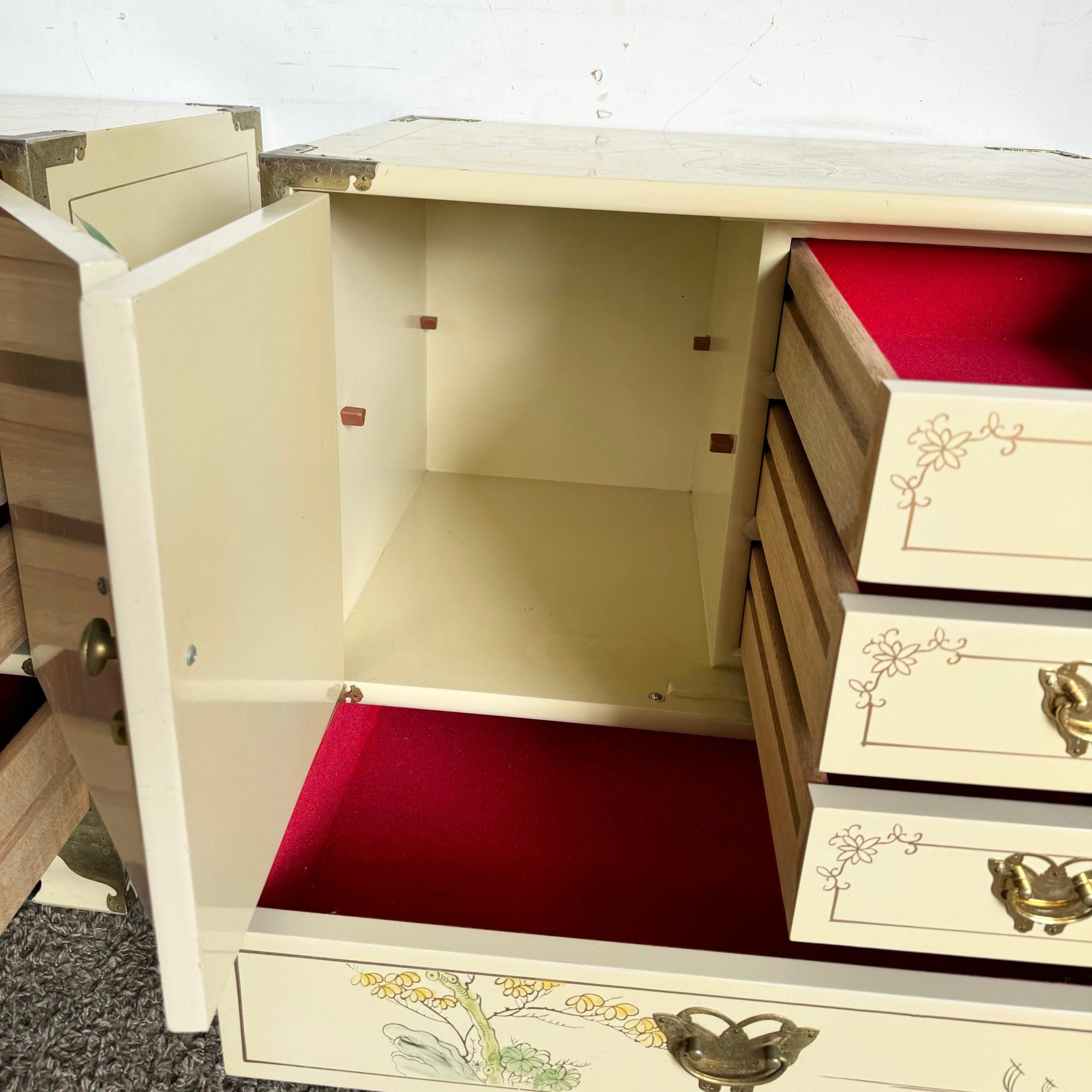 Chinese Cream Lacquered and Hand Painted Nightstands With Gold Accents - a Pair For Sale 4