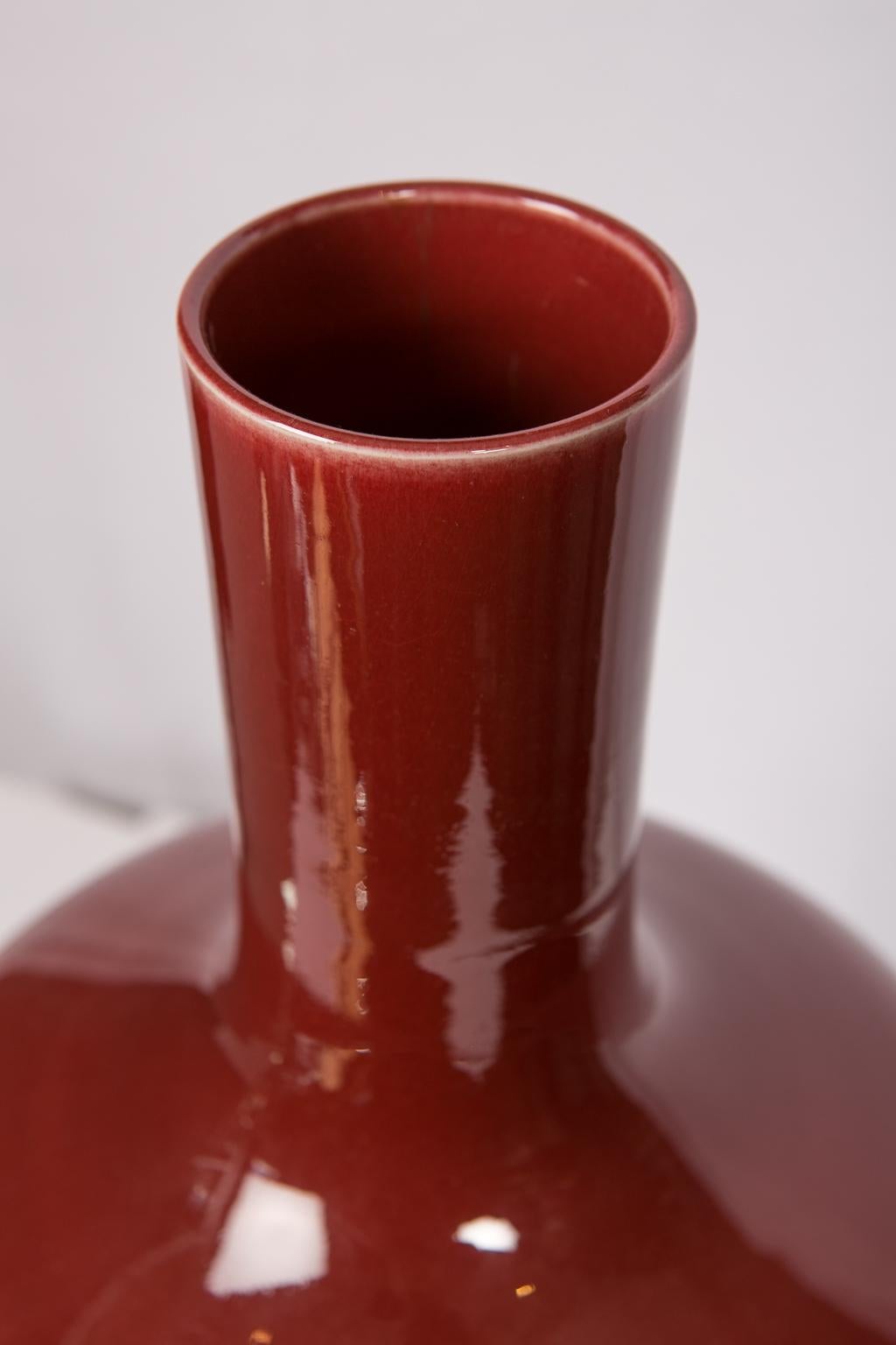Chinese Crimson Long-Neck Vase and Stand circa 1820 3