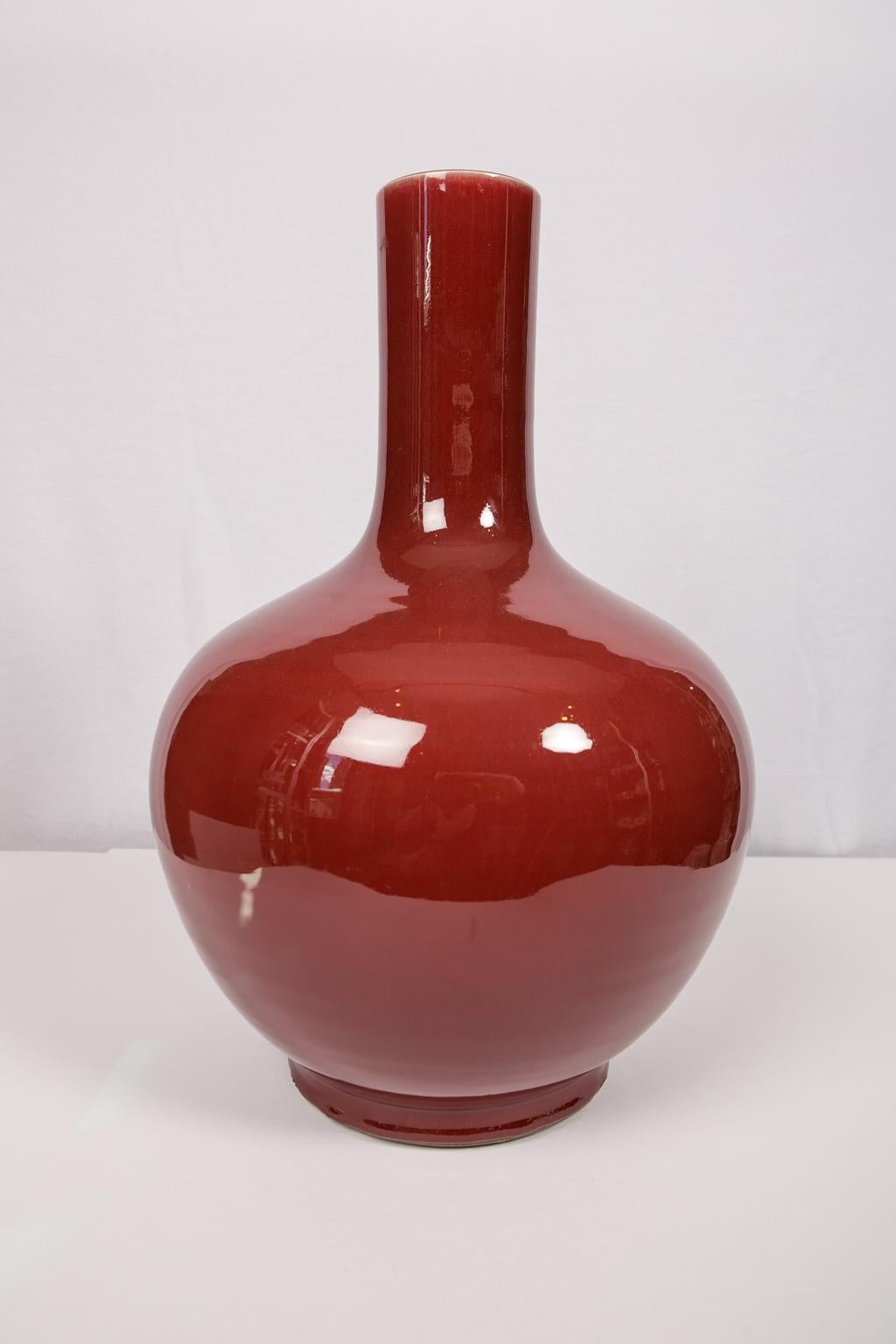 Chinese Crimson Long-Neck Vase and Stand circa 1820 In Excellent Condition In Katonah, NY