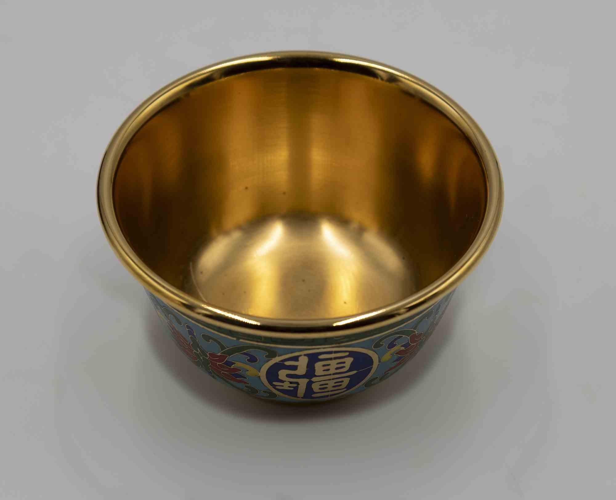Chinese cup in golden metal.

Enamel exterior.

High quality workmanship.

10 x 7 cm.

1990s