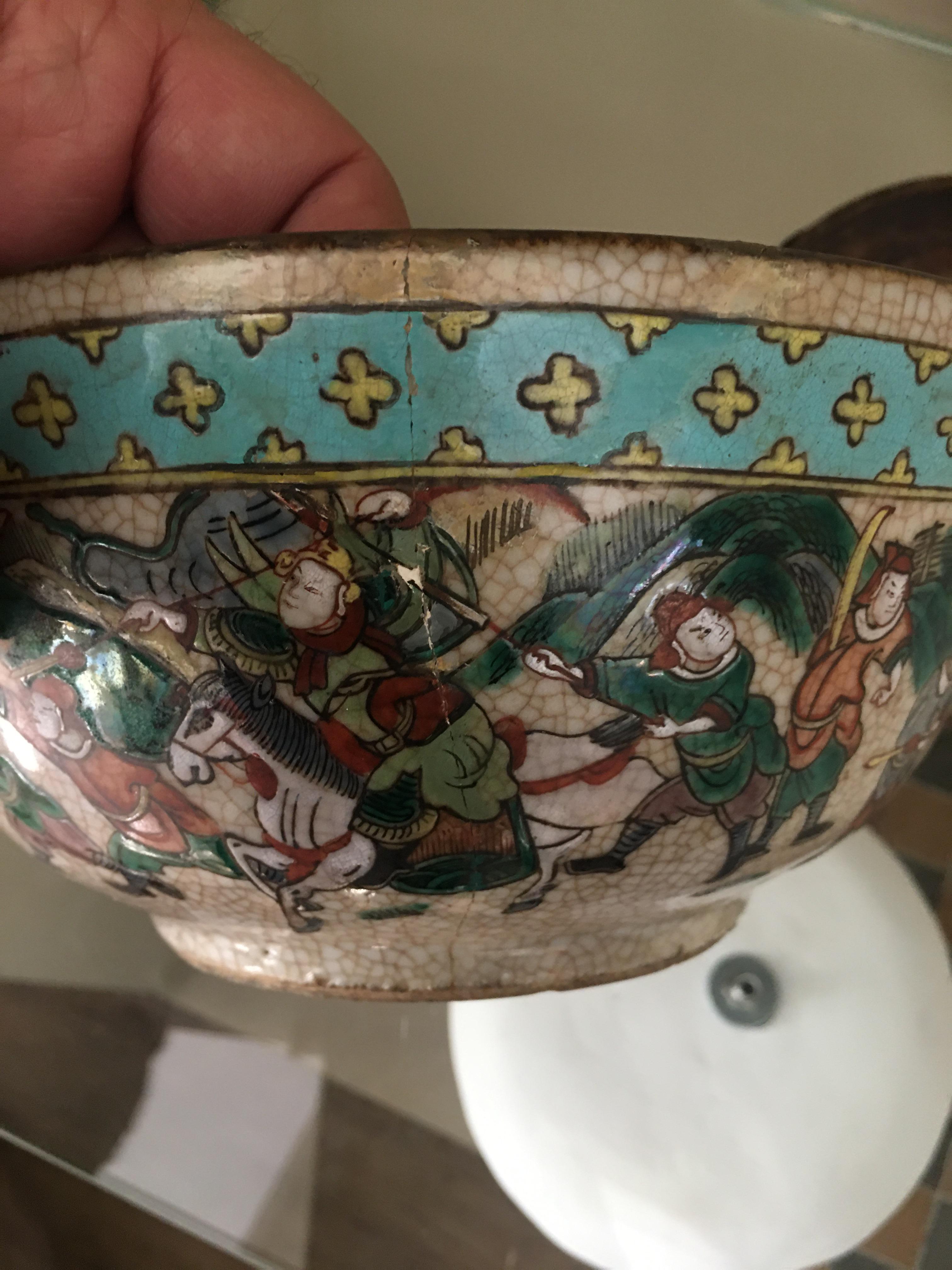 Coupe chinoise, décor de personnages, 19e siècle en vente 3