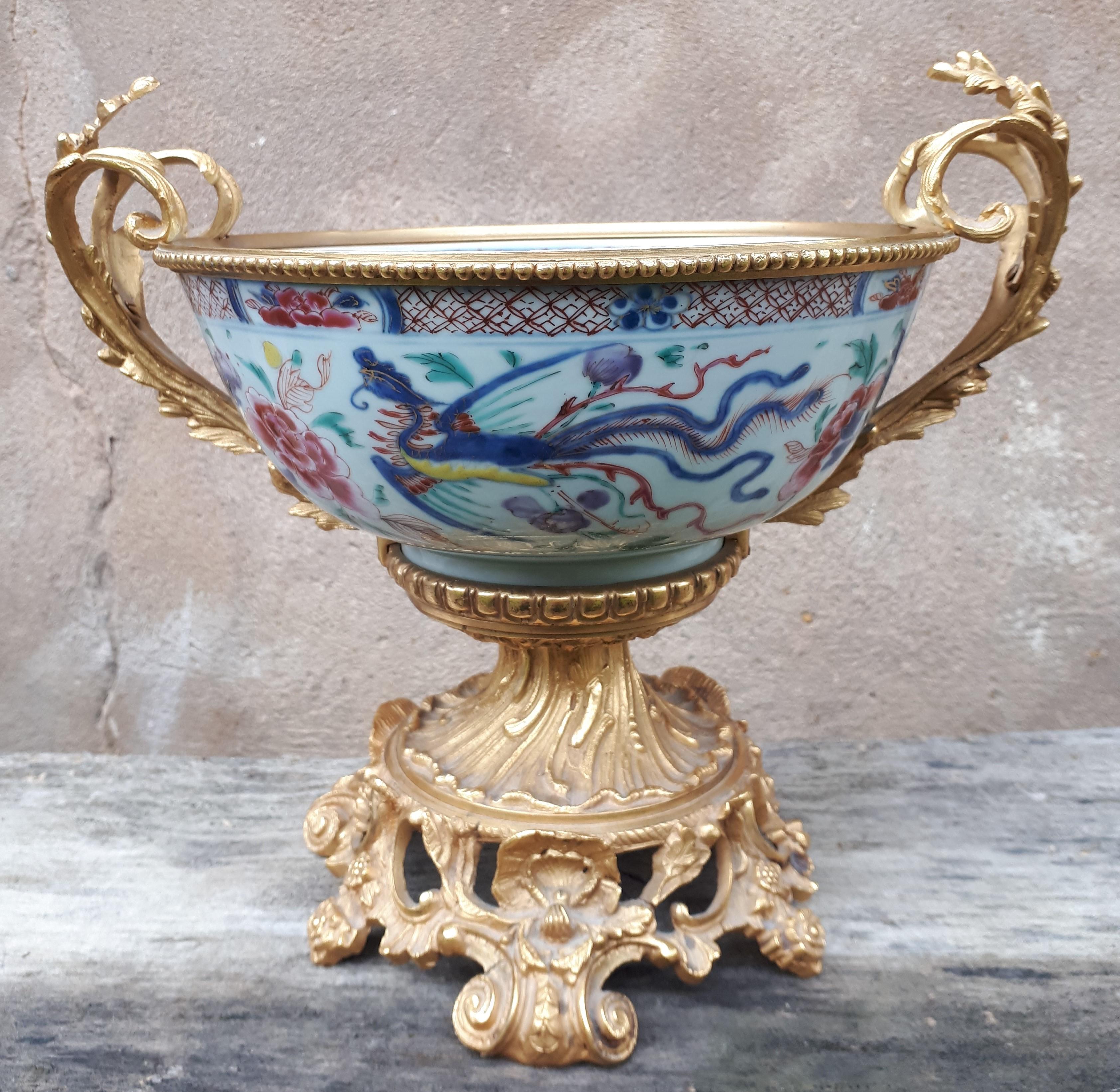 Porcelain cup with Famille Rose enamels decorated with phoenix.
The cup, Chinese from the Yongzheng period, was very early mounted in bronze in France, explaining its perfect state of conservation.
The marriage of Chinese and French know-how is just