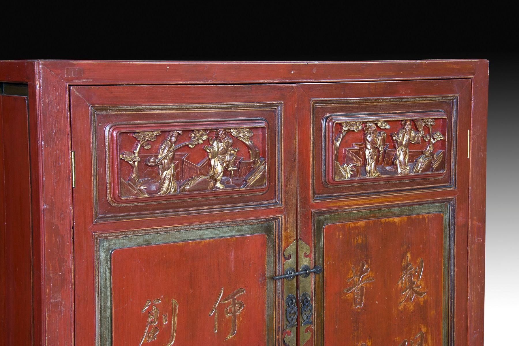 Chinese Cupboard, Lacquered Wood, Metal, 19th-20th Century In Fair Condition In Madrid, ES