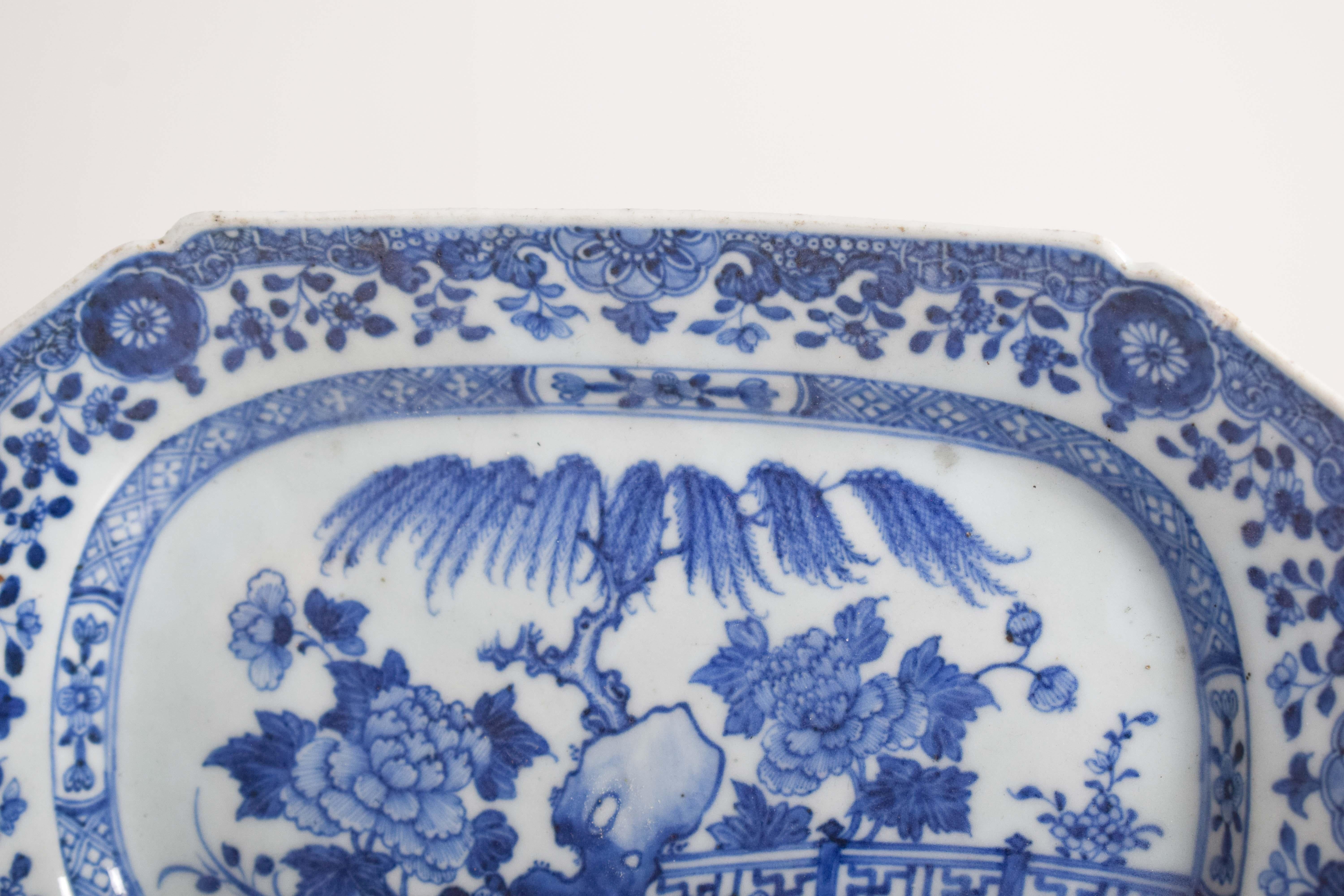 Chinesische Servierschale aus Porzellan mit achteckigem Ausschnitt (18. Jahrhundert) im Angebot