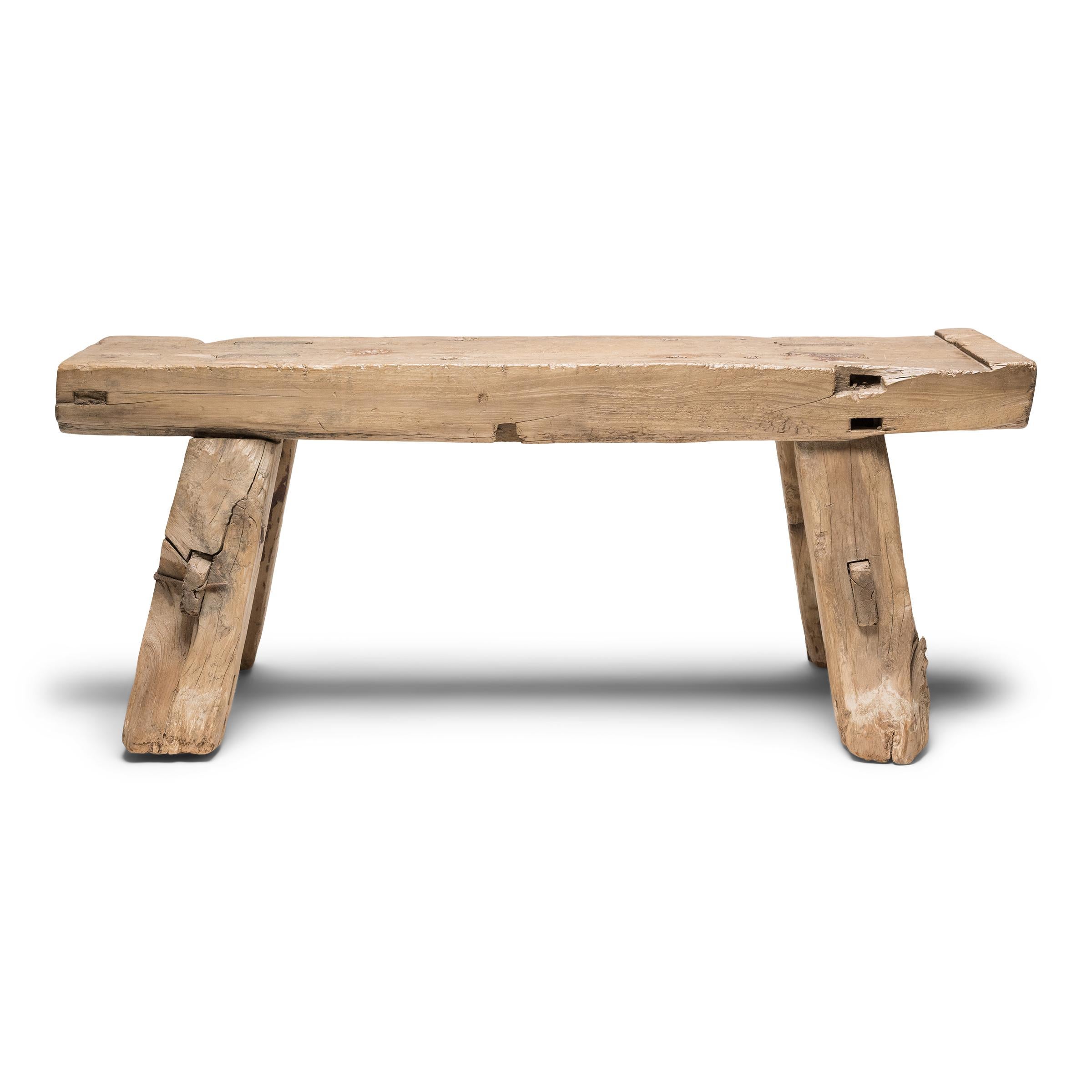 Este primitivo banco de madera de finales del siglo XIX es lo último en wabi-sabi chic. Construido con madera de ciprés sobrante, sin dos piezas iguales, el banco bajo combina la precisión de la carpintería tradicional de mortaja y espiga con el