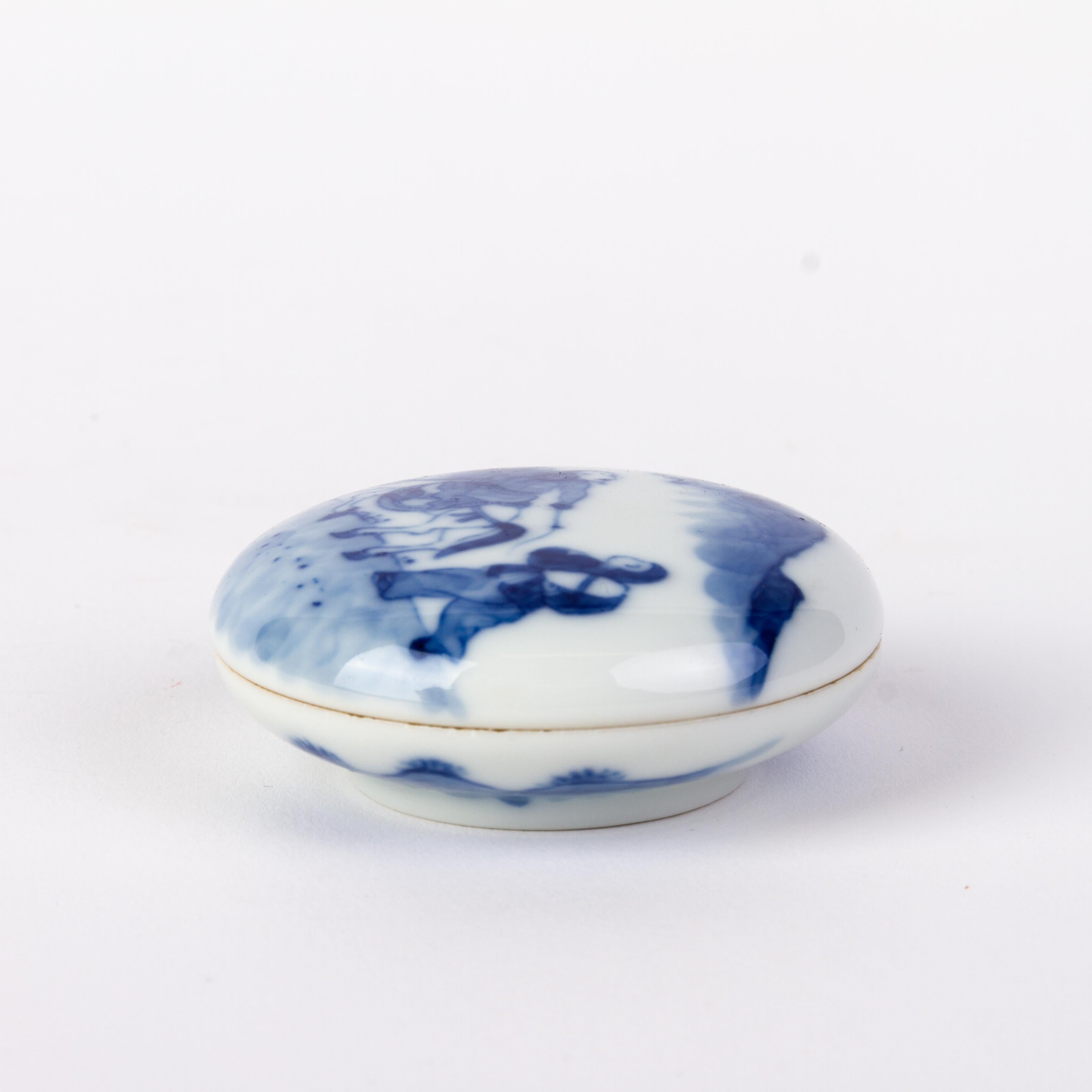 Hand-Painted Chinese Daoguang Blue & White Porcelain Lidded Box with Seal Mark 19th Century For Sale