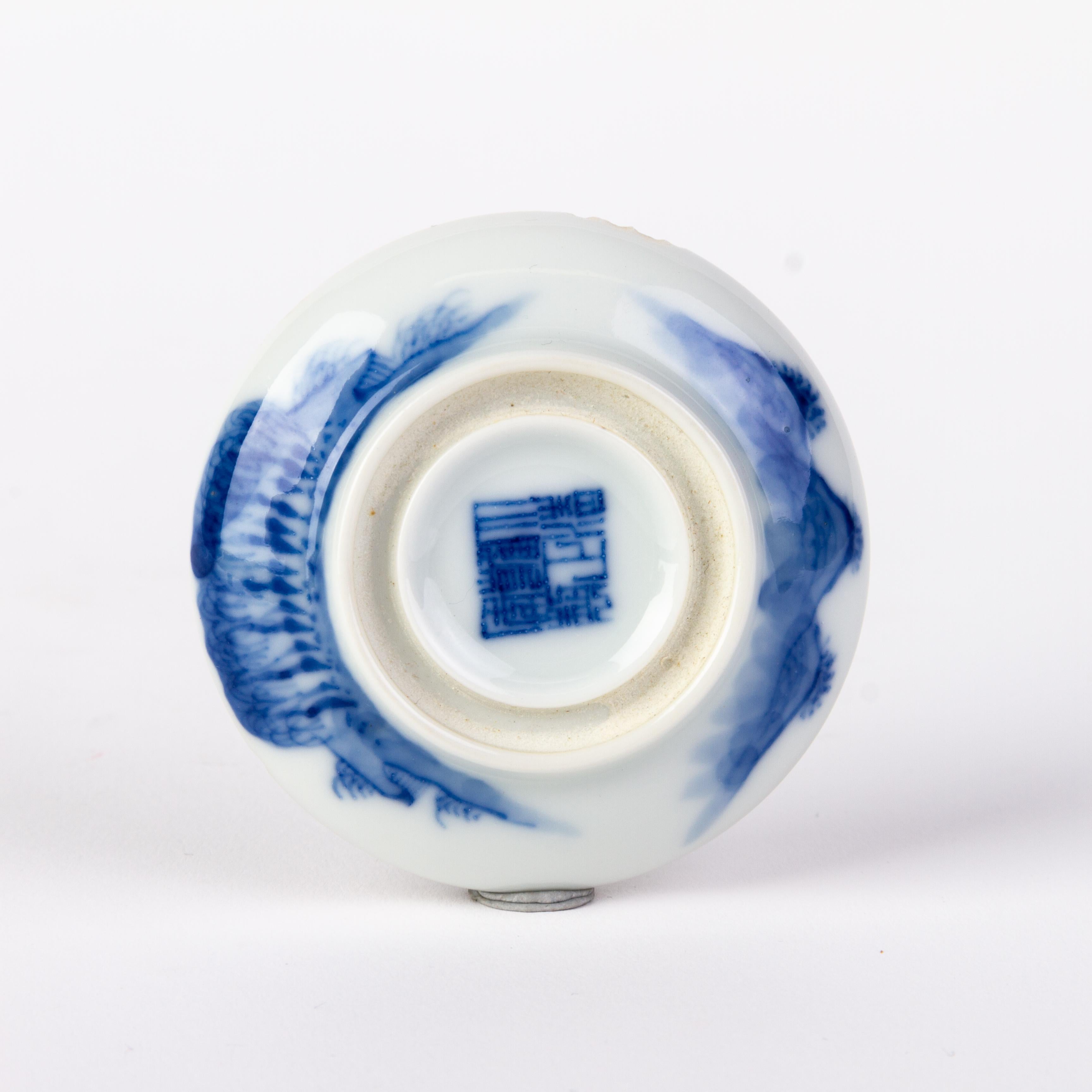 Chinese Daoguang Blue & White Porcelain Lidded Box with Seal Mark 19th Century For Sale 1