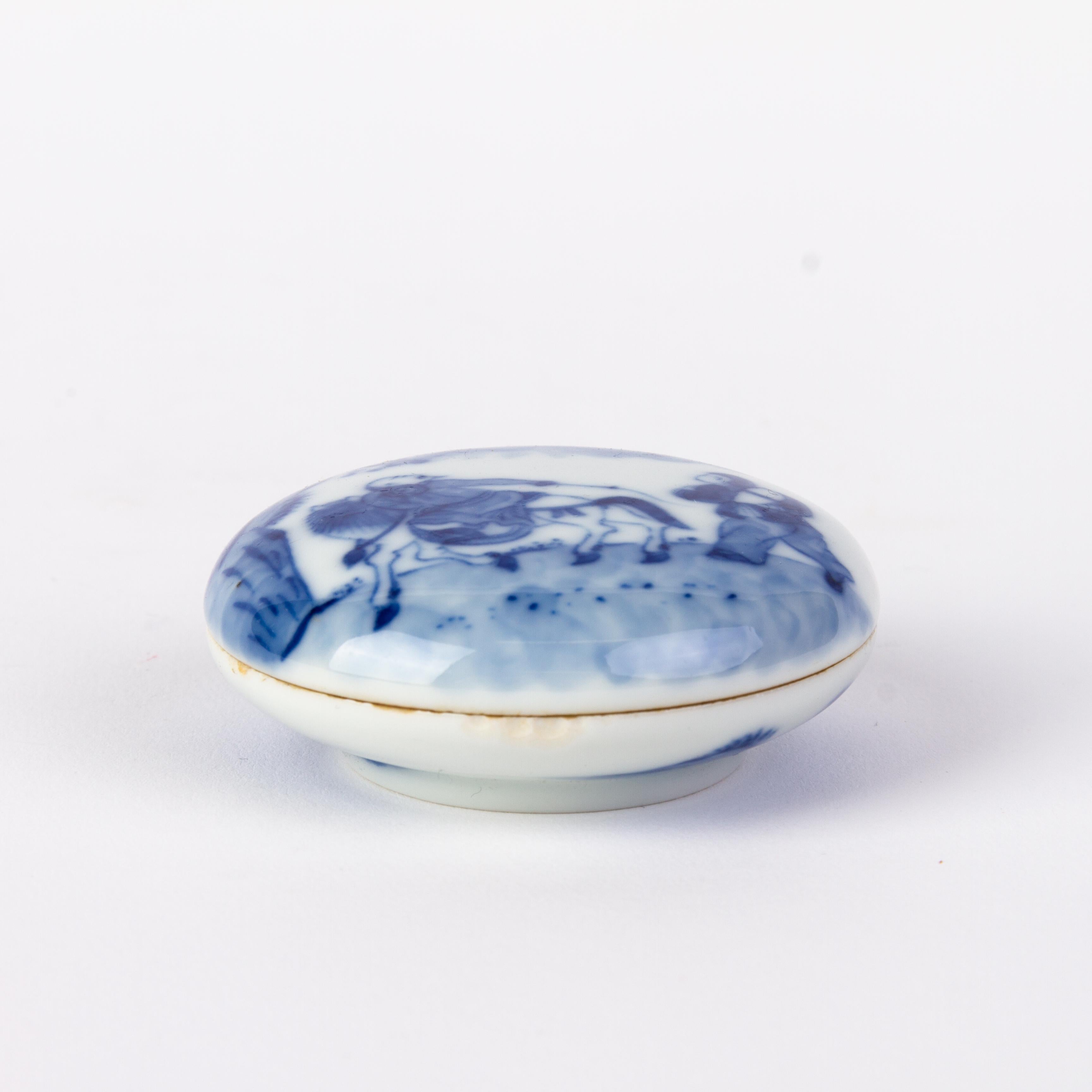 Chinese Daoguang Blue & White Porcelain Lidded Box with Seal Mark 19th Century For Sale 2