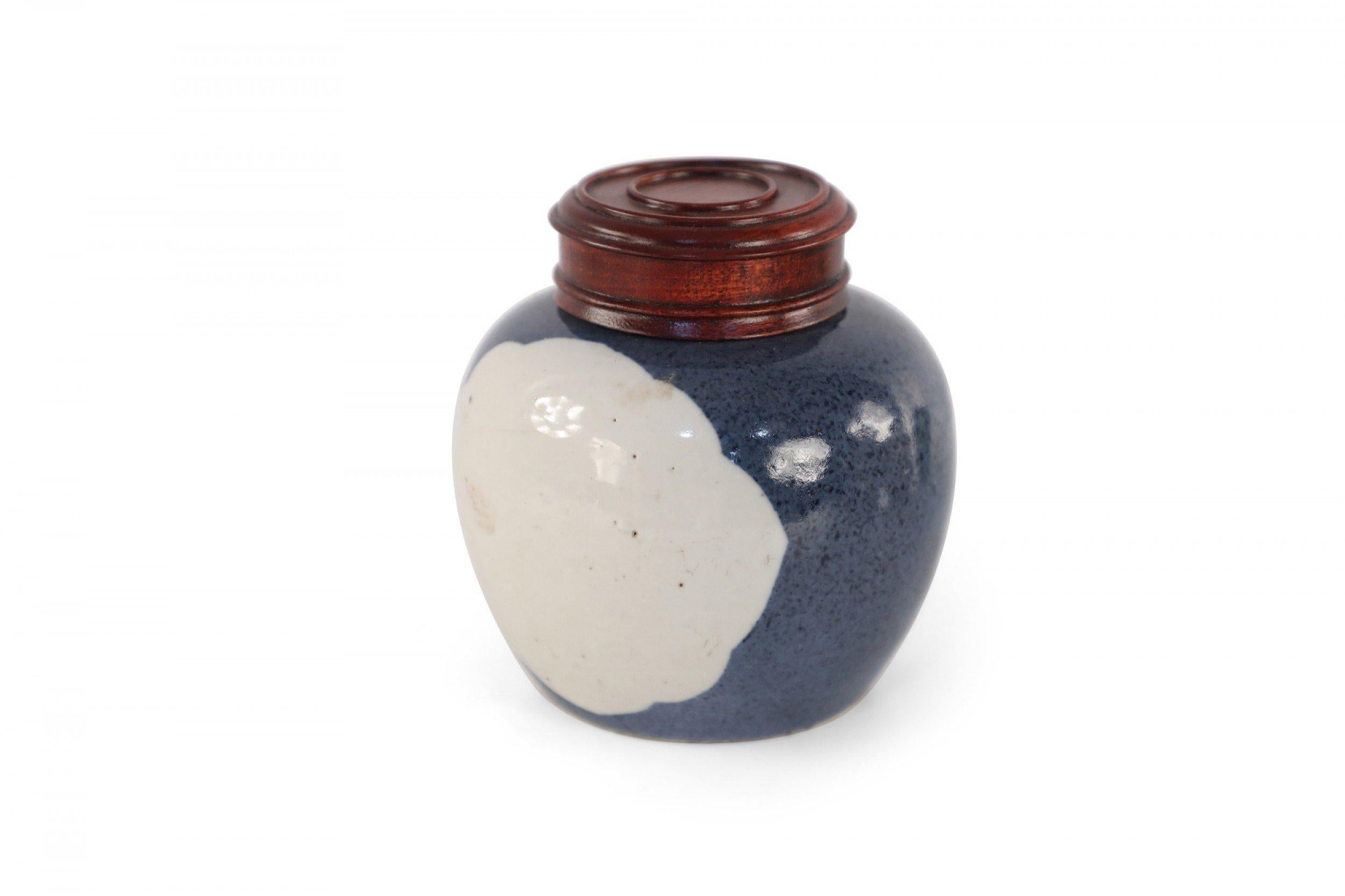 Chinese Dark Blue and White Lidded Porcelain Watermelon Jar In Good Condition For Sale In New York, NY