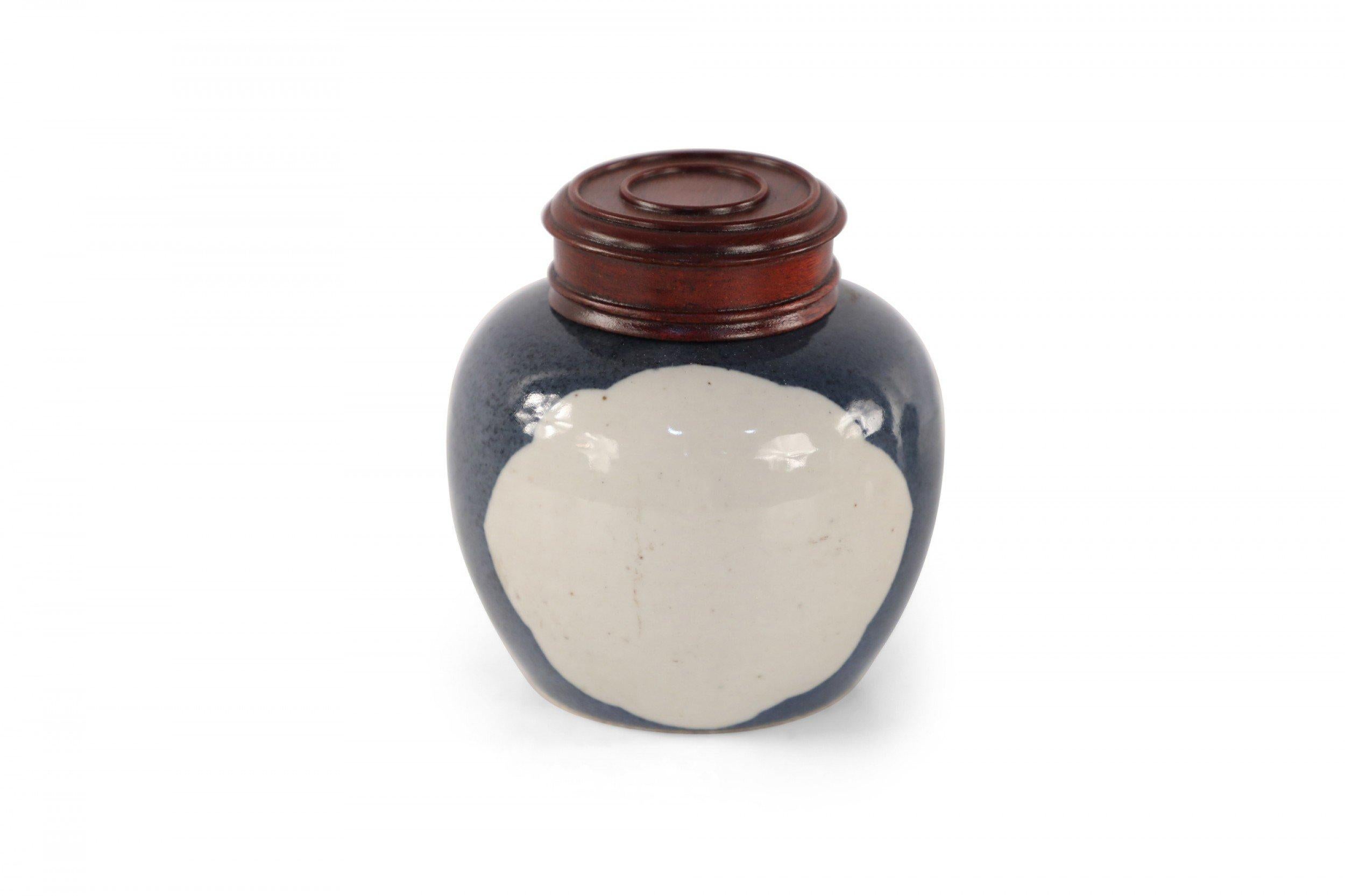 Chinese Dark Blue and White Lidded Porcelain Watermelon Jar For Sale 1