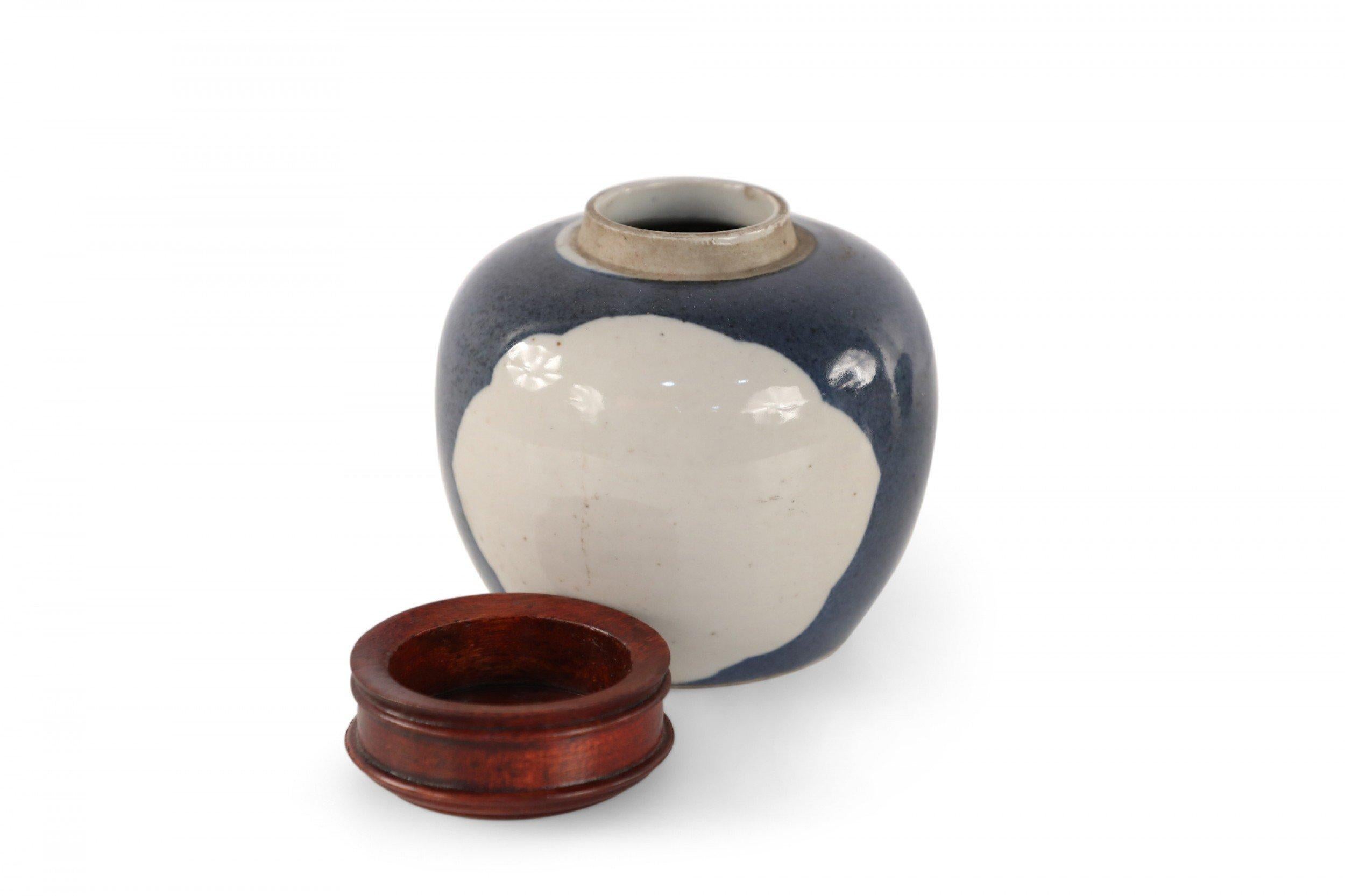 Chinese Dark Blue and White Lidded Porcelain Watermelon Jar For Sale 3