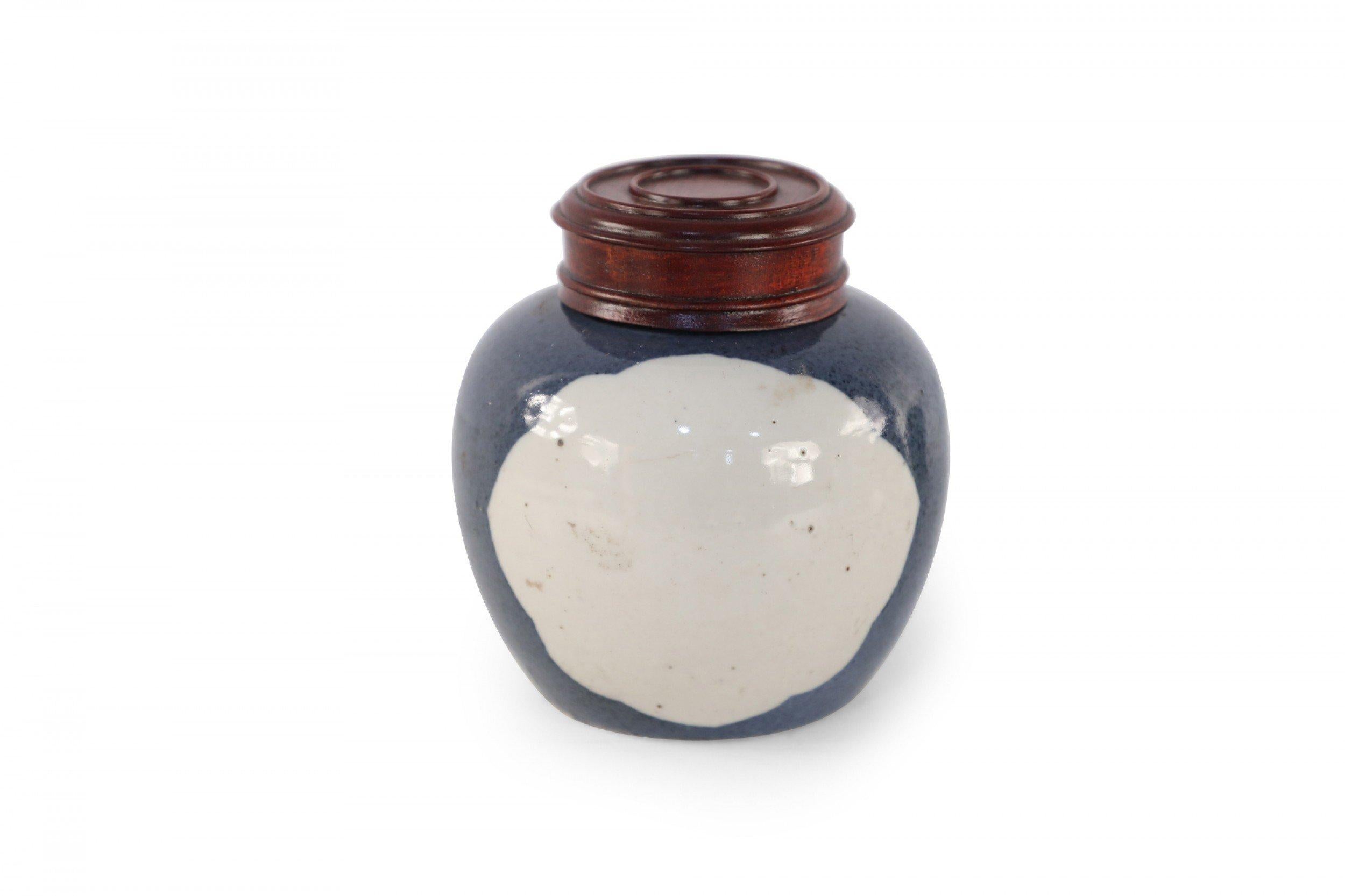 Chinese Dark Blue and White Lidded Porcelain Watermelon Jar For Sale 4