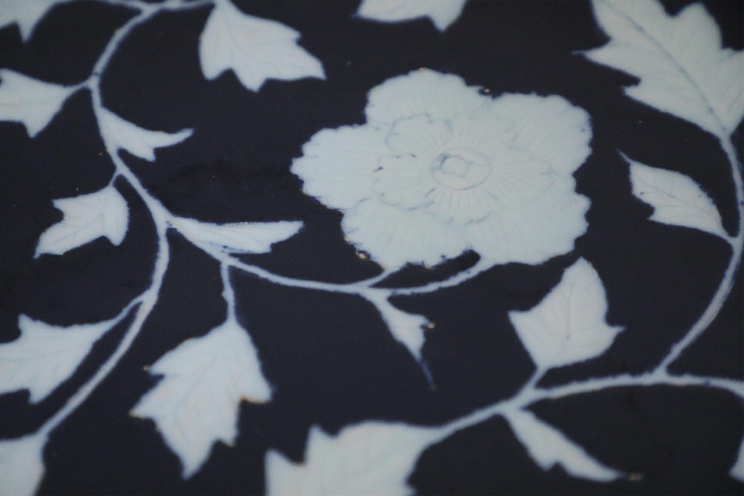 20th Century Chinese Dark Blue and White Peony Flower Design Scalloped Porcelain Centerpiece For Sale