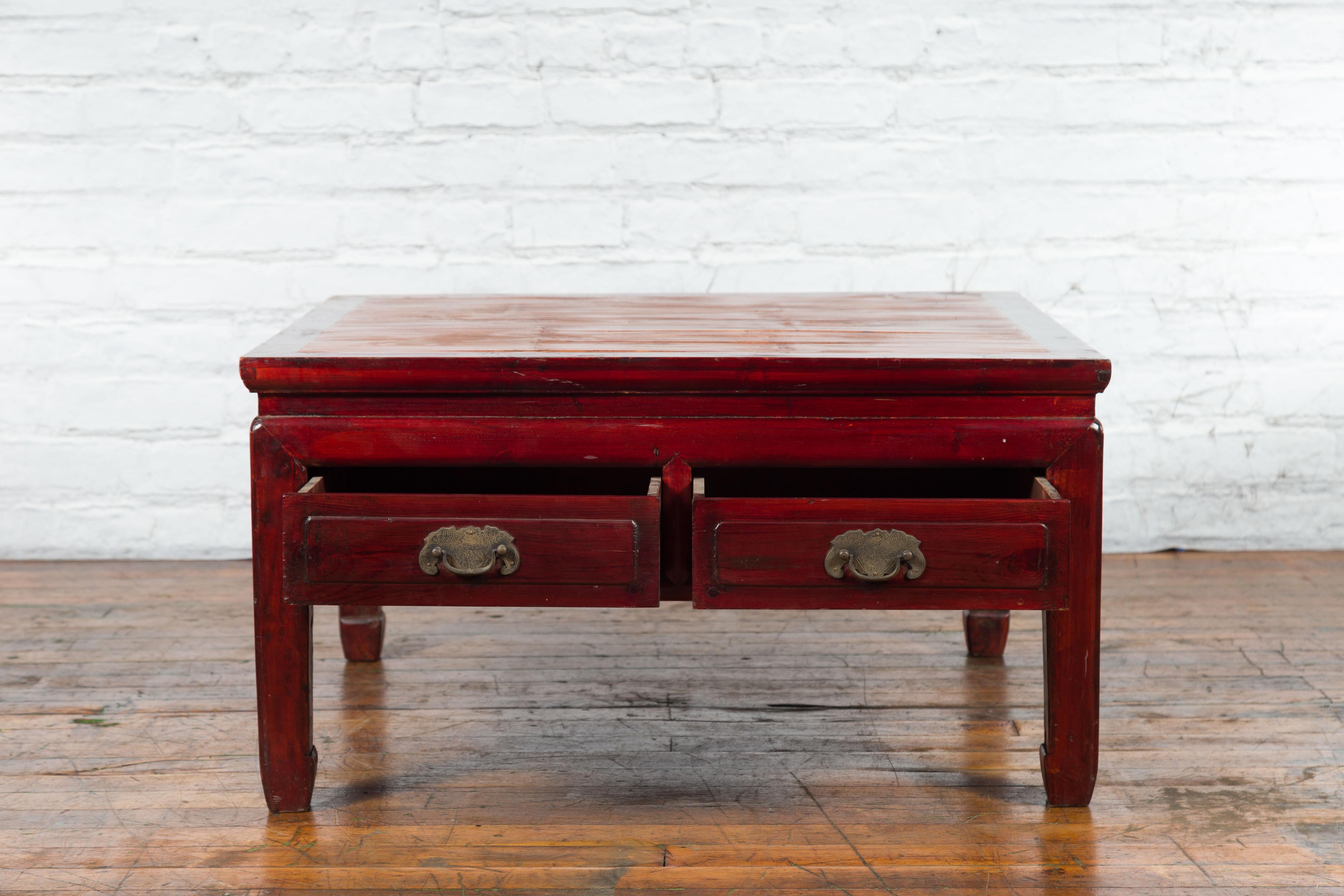 Chinese Dark Red Lacquered Coffee Table with Bamboo Top and Long Drawers For Sale 6