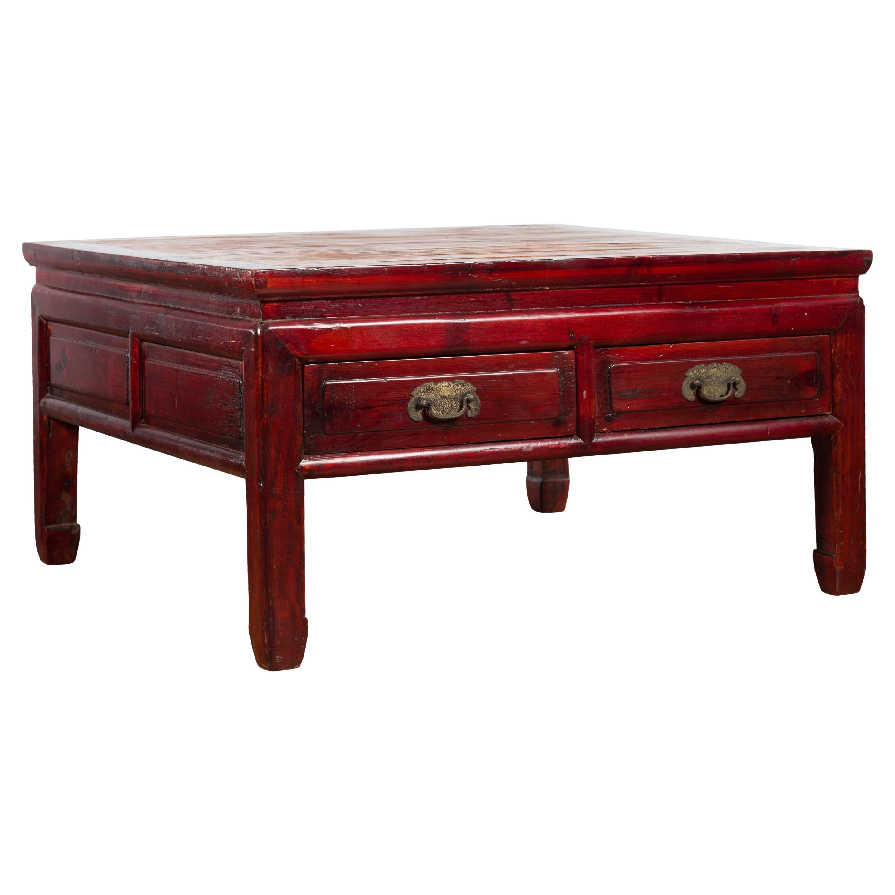 Table basse chinoise laquée rouge foncé avec plateau en bambou et longs tiroirs