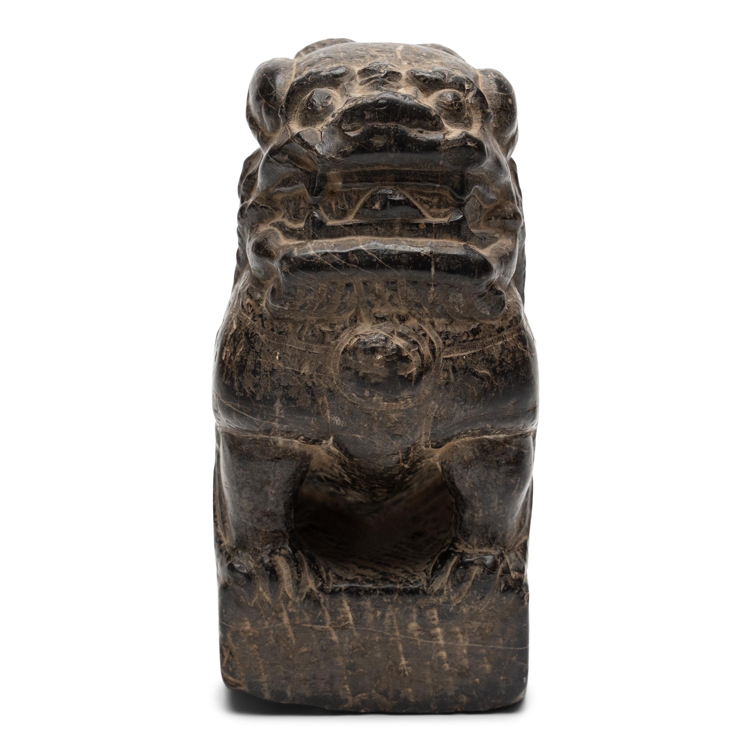Considérés comme de puissants protecteurs contre les esprits malveillants, les chiens-lions fu montent la garde à l'entrée et au seuil des bâtiments et des temples chinois depuis des siècles. Connu sous le nom de shizi ou shishi, cet animal mythique