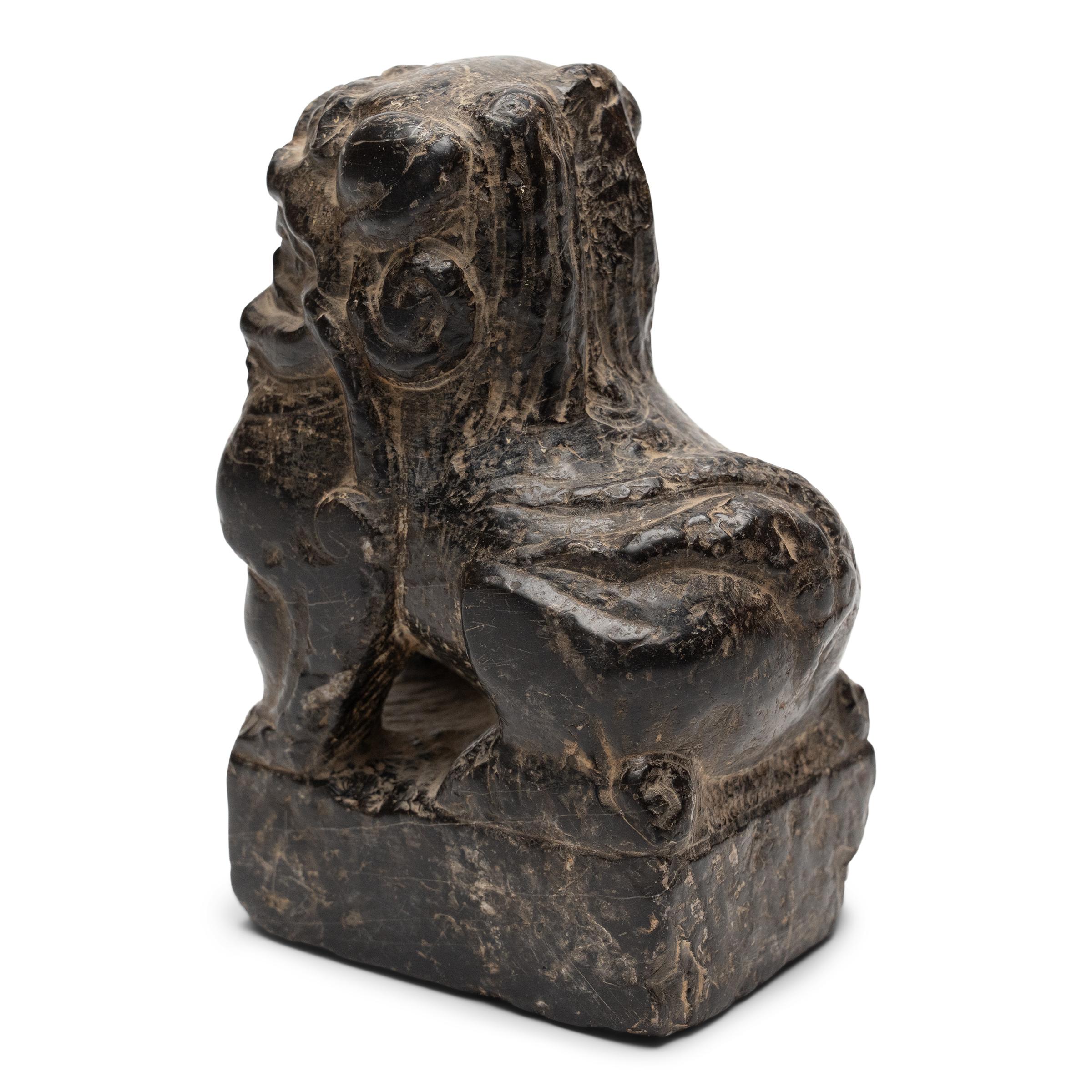 Qing Protecteur de lion Fu chinois en pierre sombre, c. 1800 en vente