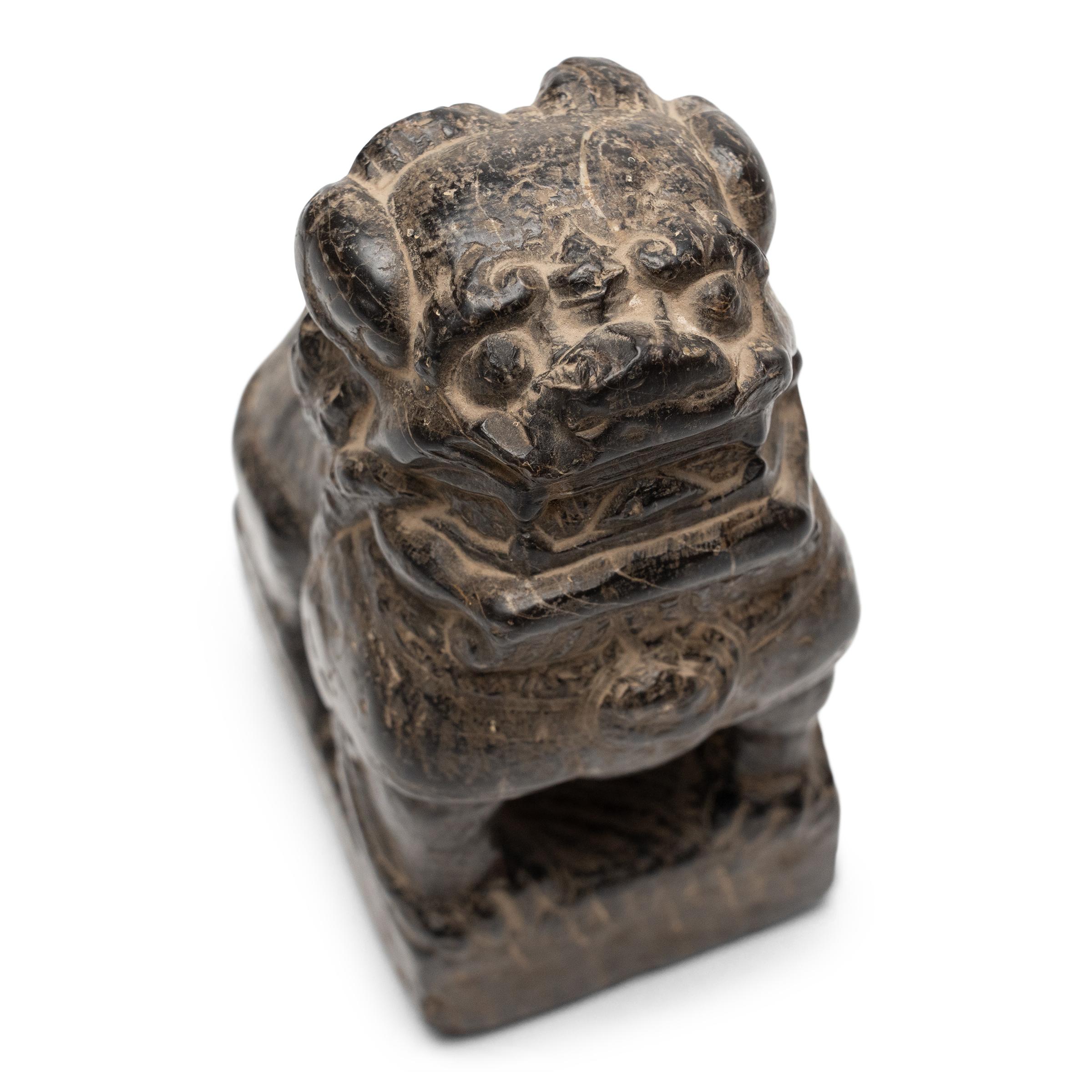 Chinois Protecteur de lion Fu chinois en pierre sombre, c. 1800 en vente