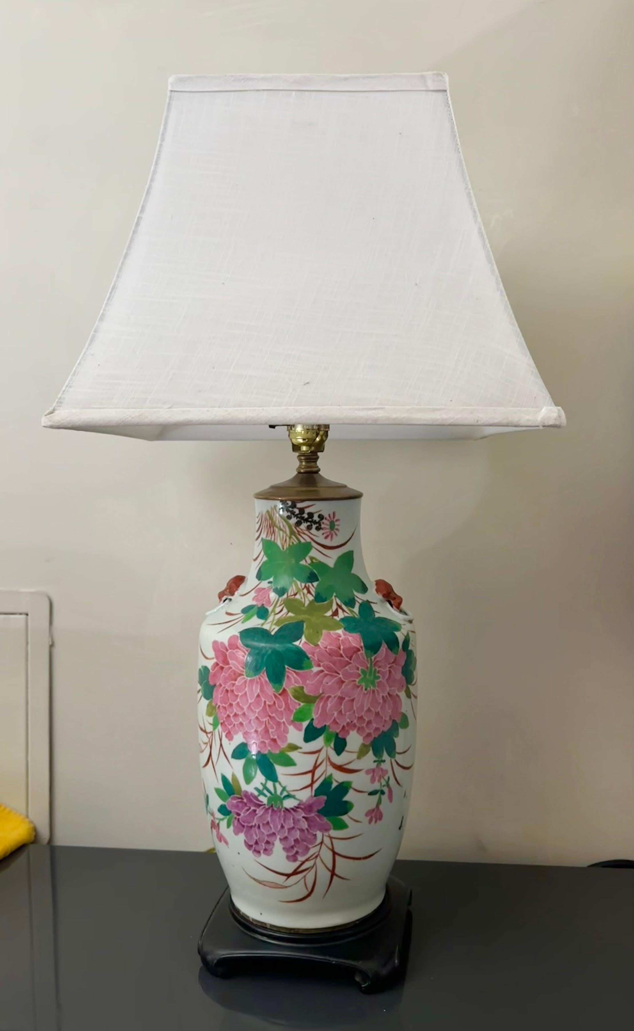 Chinese Deco Chrysanthemum Porcelain Lamp, Hollywood Regency, Early 20th Century In Good Condition For Sale In Brooklyn, NY