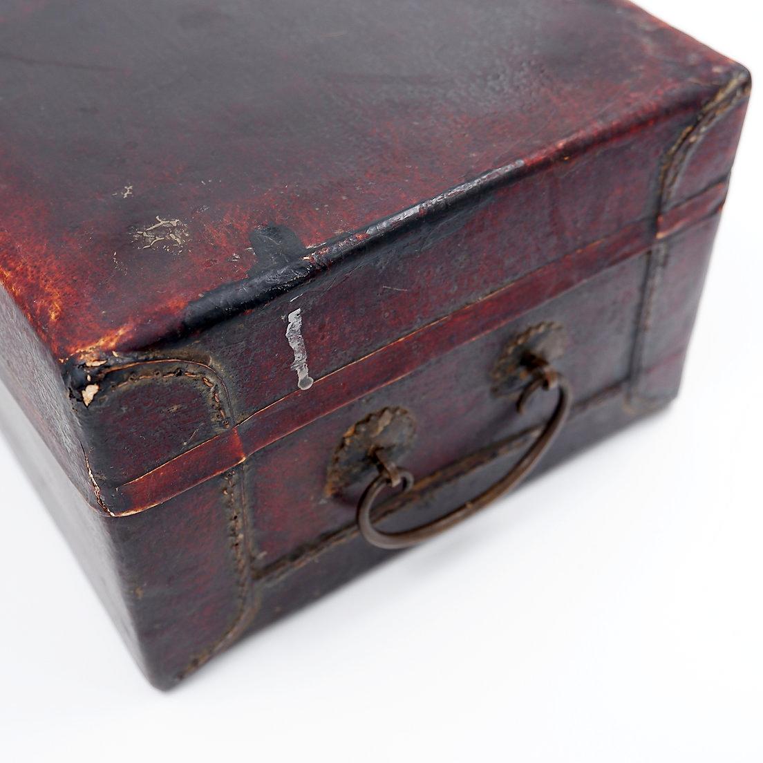Chinese decorative box in red lacquered leather - 19th Century For Sale 5