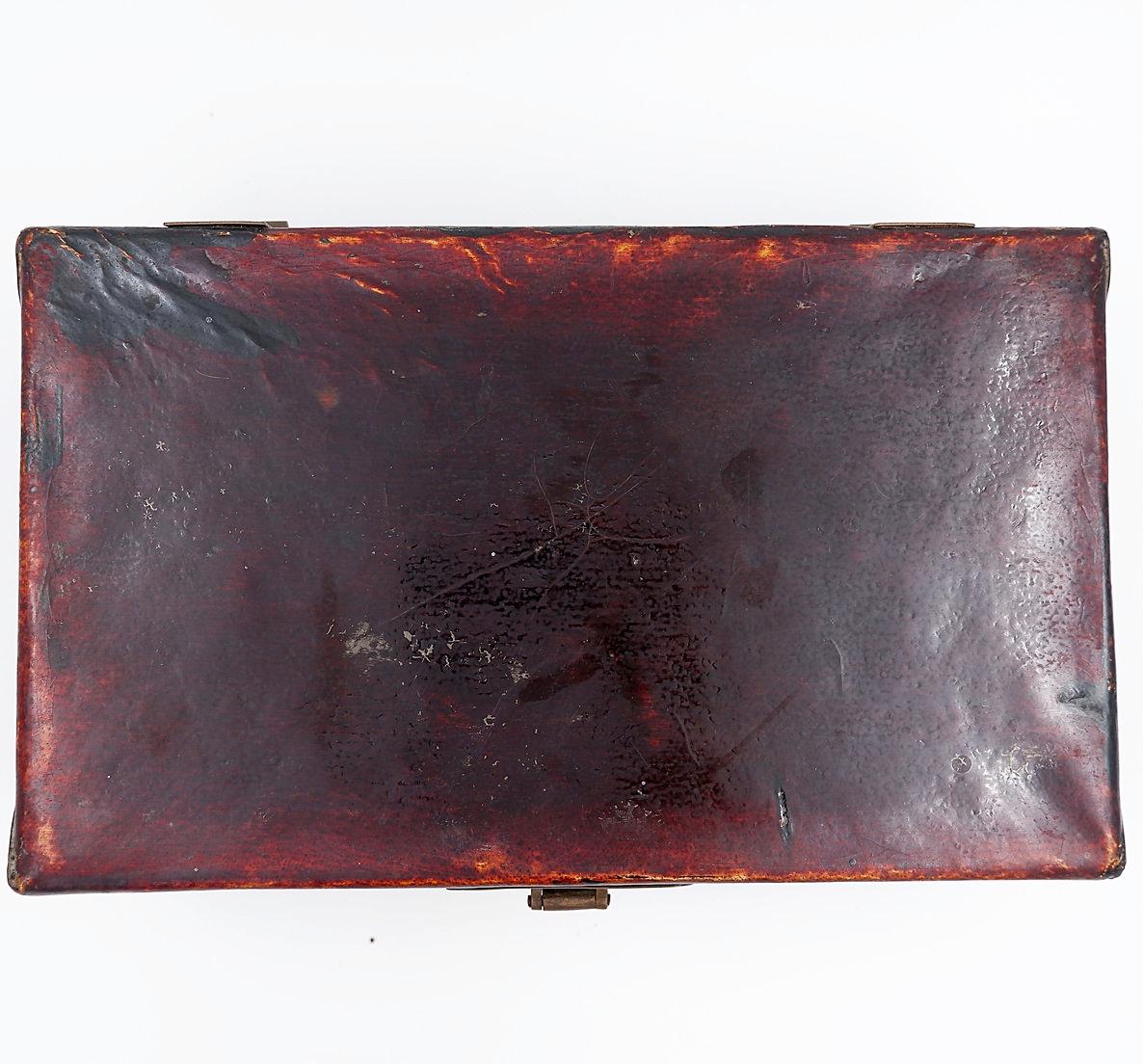Chinese decorative box in red lacquered leather - 19th Century For Sale 6