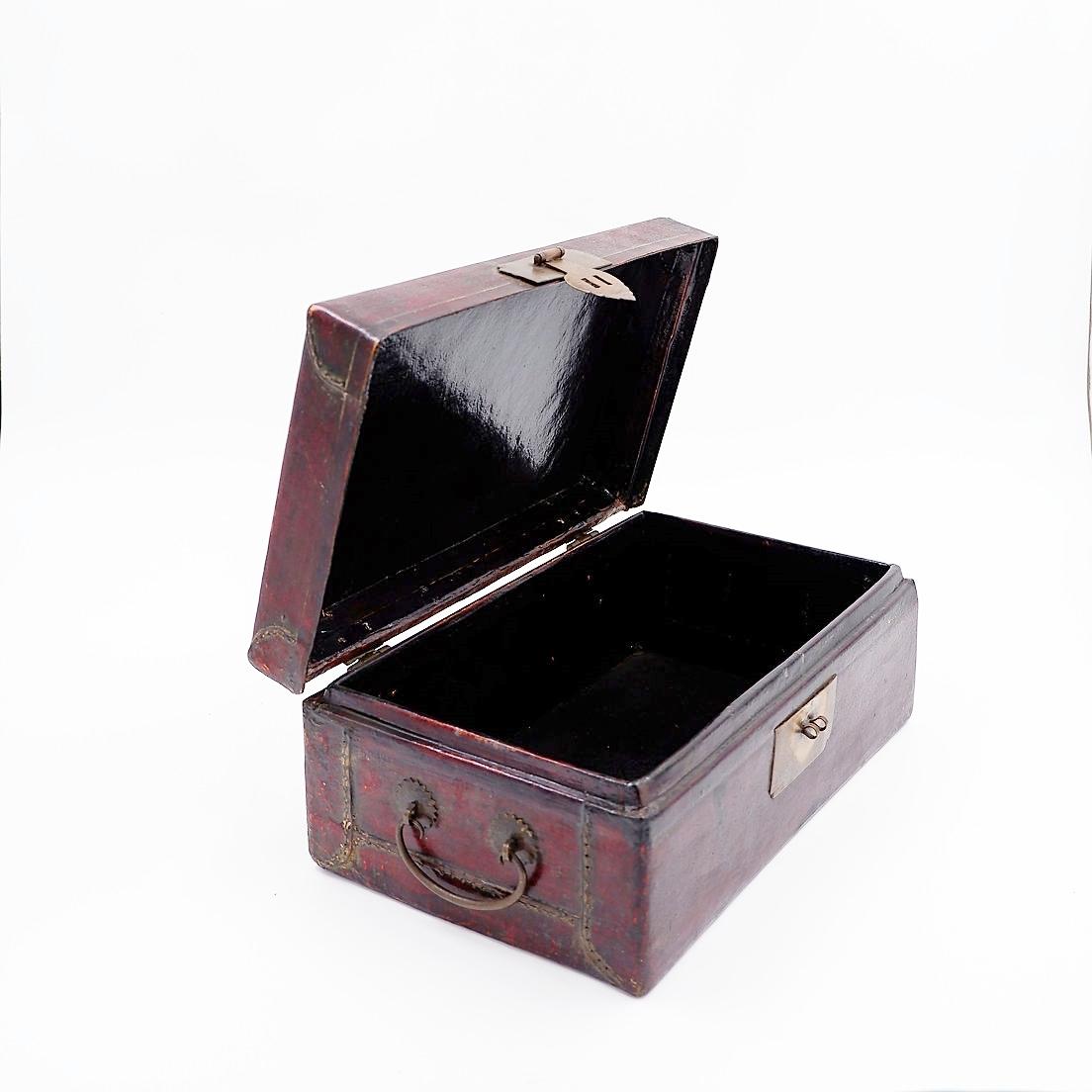 Chinese decorative box in red lacquered leather - 19th Century For Sale 7
