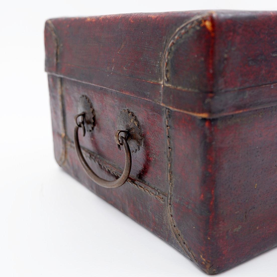 Chinese decorative box in red lacquered leather - 19th Century For Sale 9