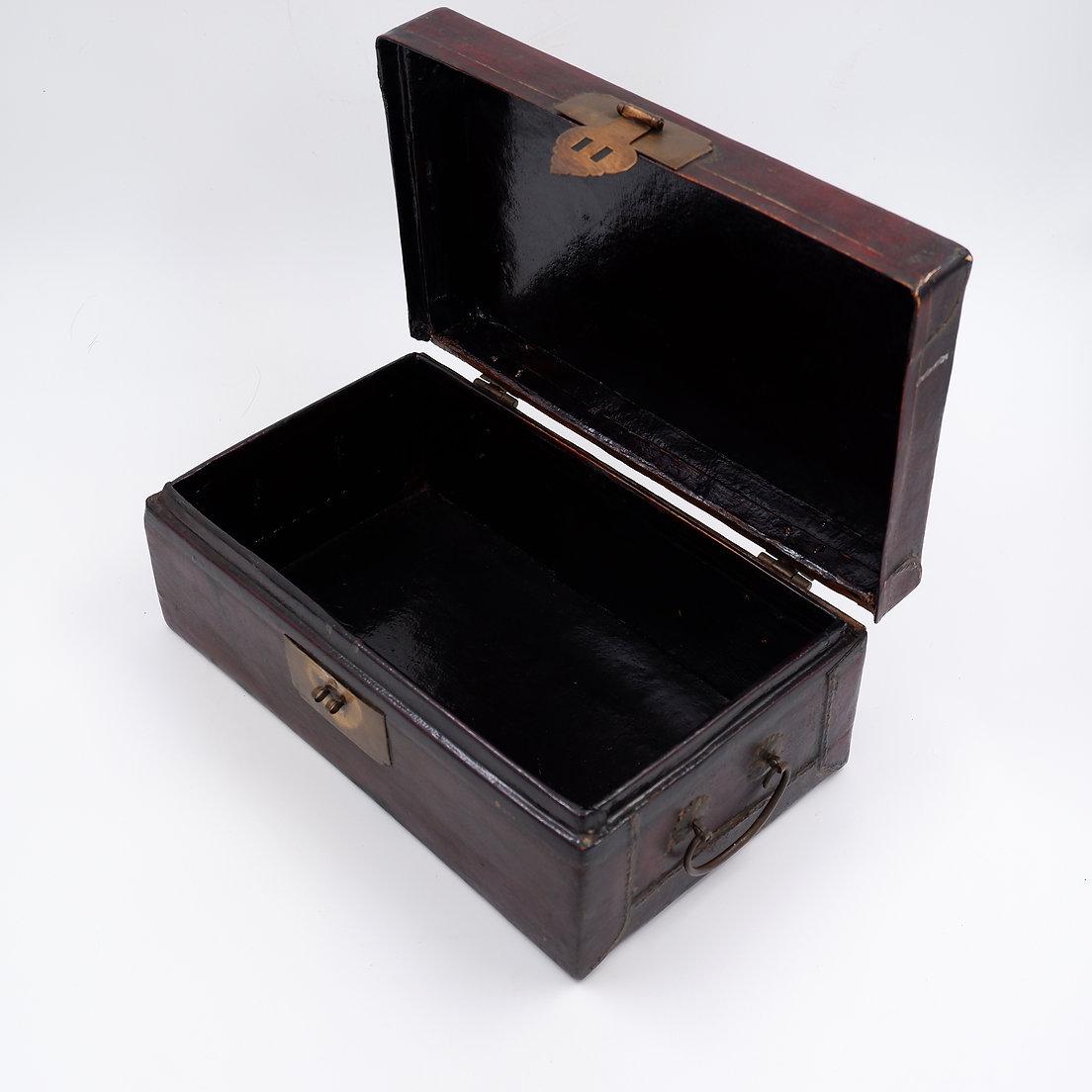 Chinese decorative box in red lacquered leather
Antique Chinese - Asian decoration
Measures : 34x19cm H:12,5cm 
Materials : Leather, Metal, Wood, Lacquered